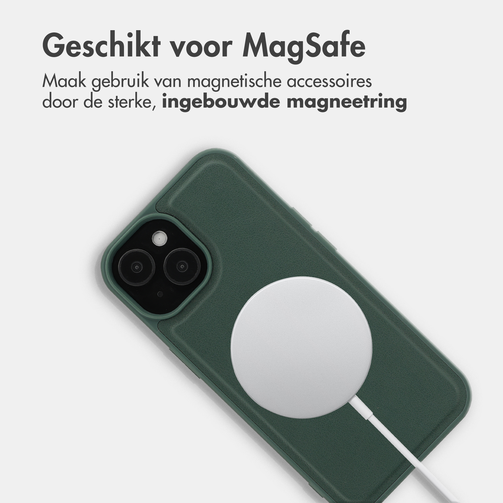 Donkergroene telefoonhoes met MagSafe-oplader en camera-uitsparing.