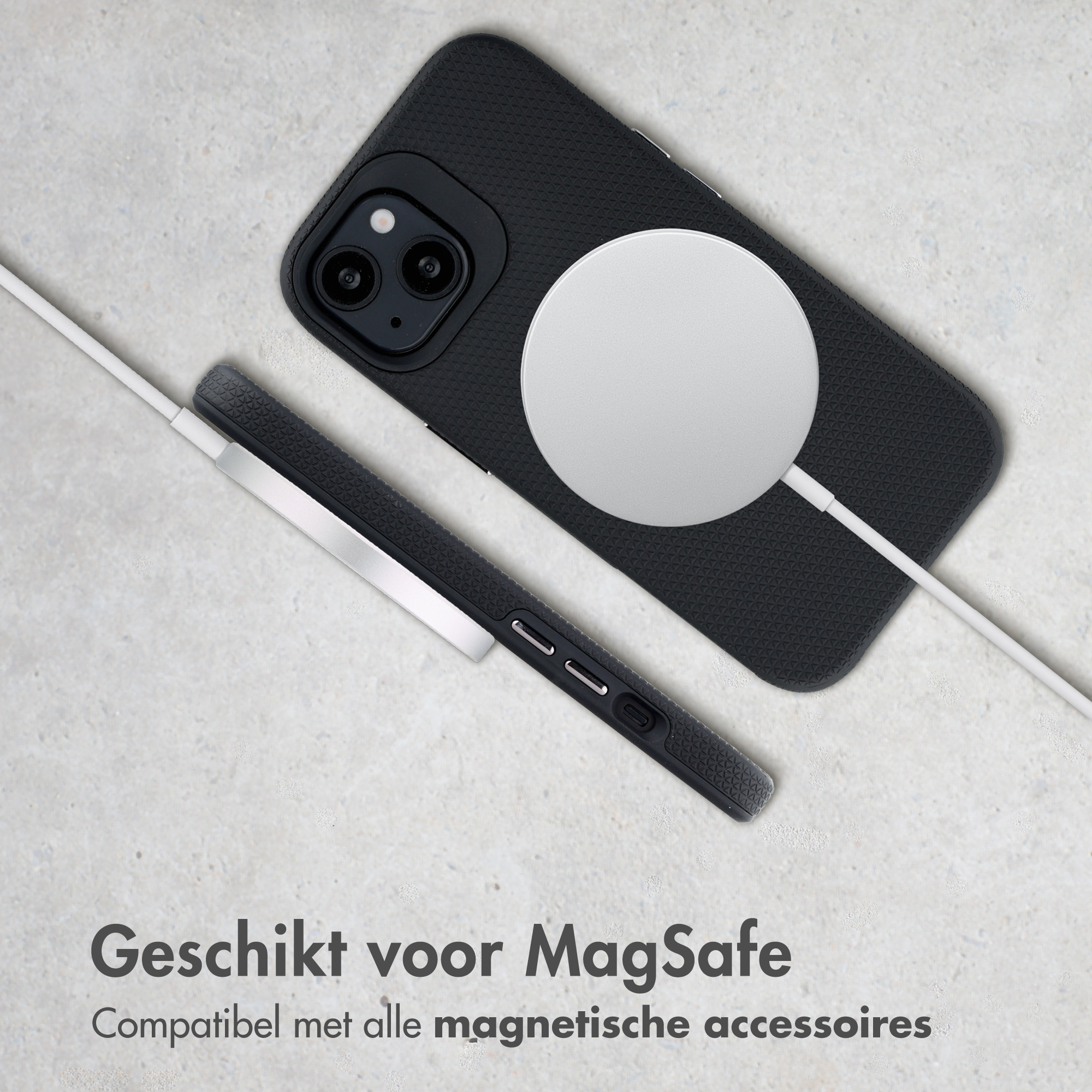 Schwarze Handyhülle mit MagSafe-Ladegerät und weißem Kabel auf grauem Untergrund.