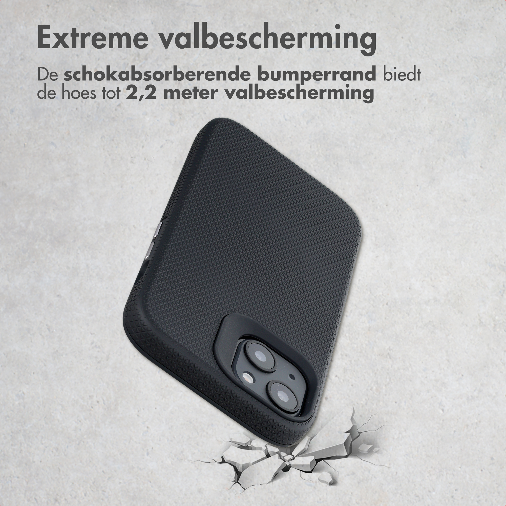 Schwarze Handyhülle mit Muster auf rissigem Betonboden.