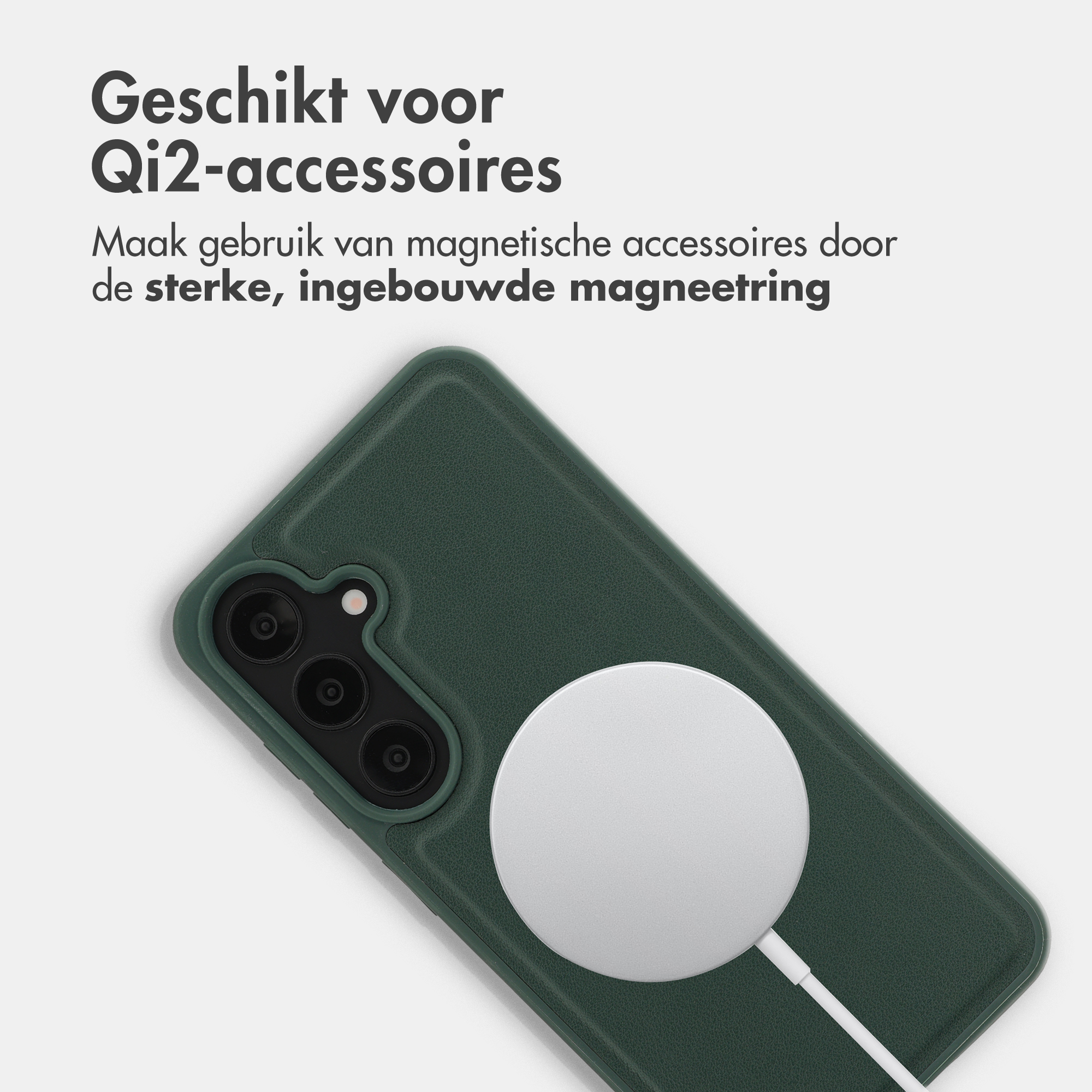 Ein grünes Handy mit einem magnetischen Qi2-Ladegerät, das auf der Rückseite befestigt ist.