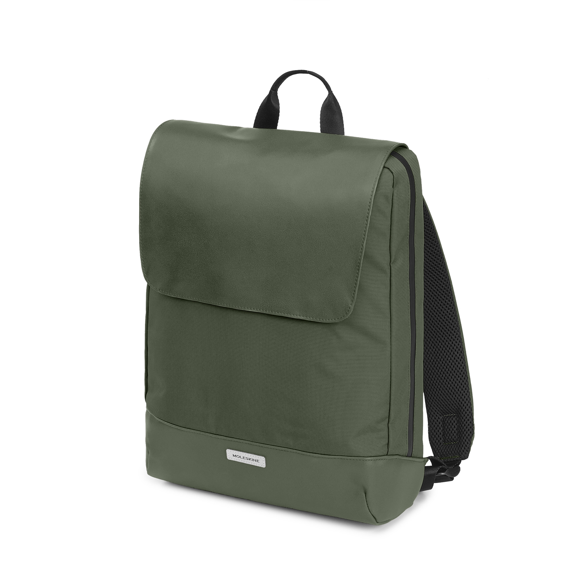Uno zaino verde scuro con patta e logo Moleskine.