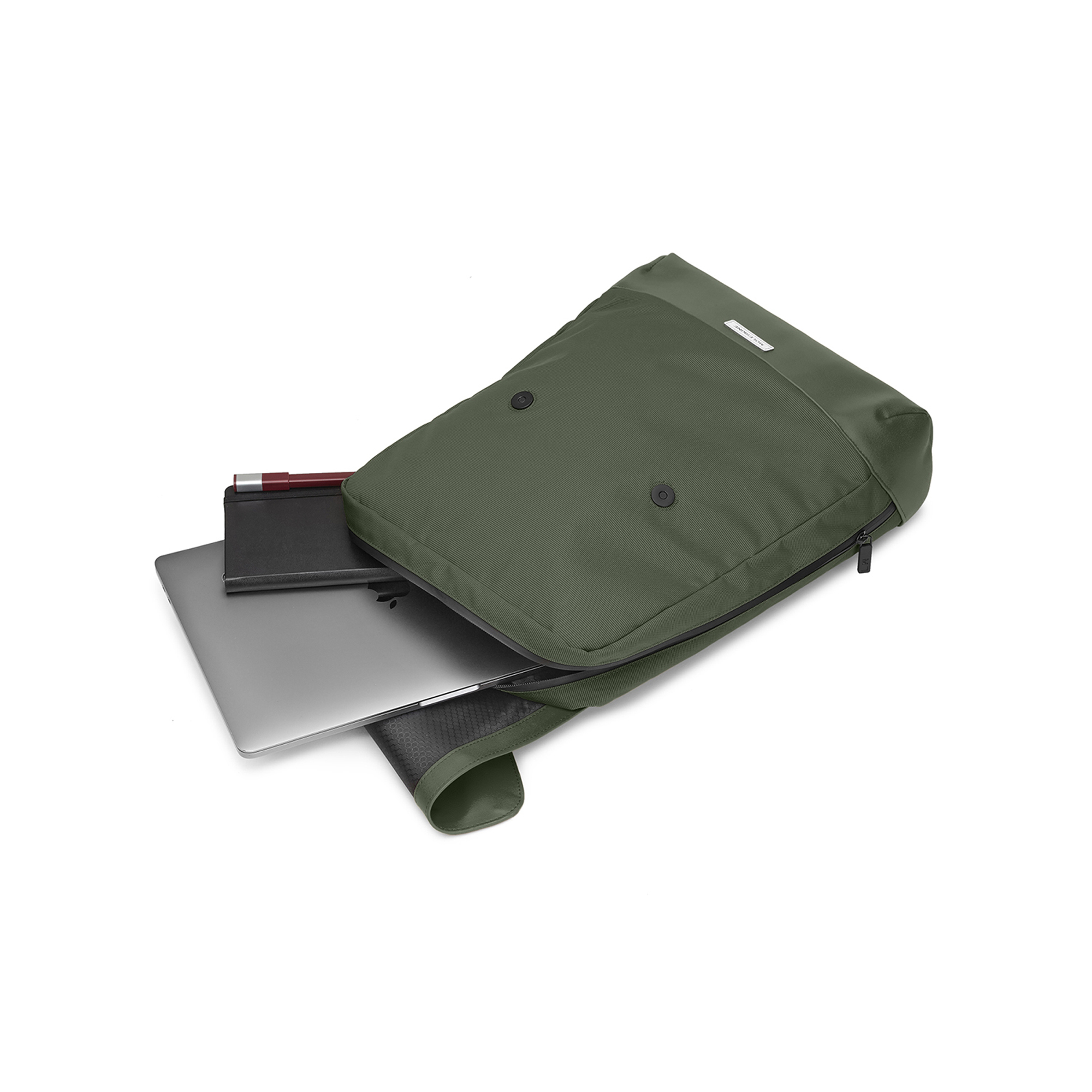 Borsa verde con laptop, taccuino e penna su sfondo bianco.