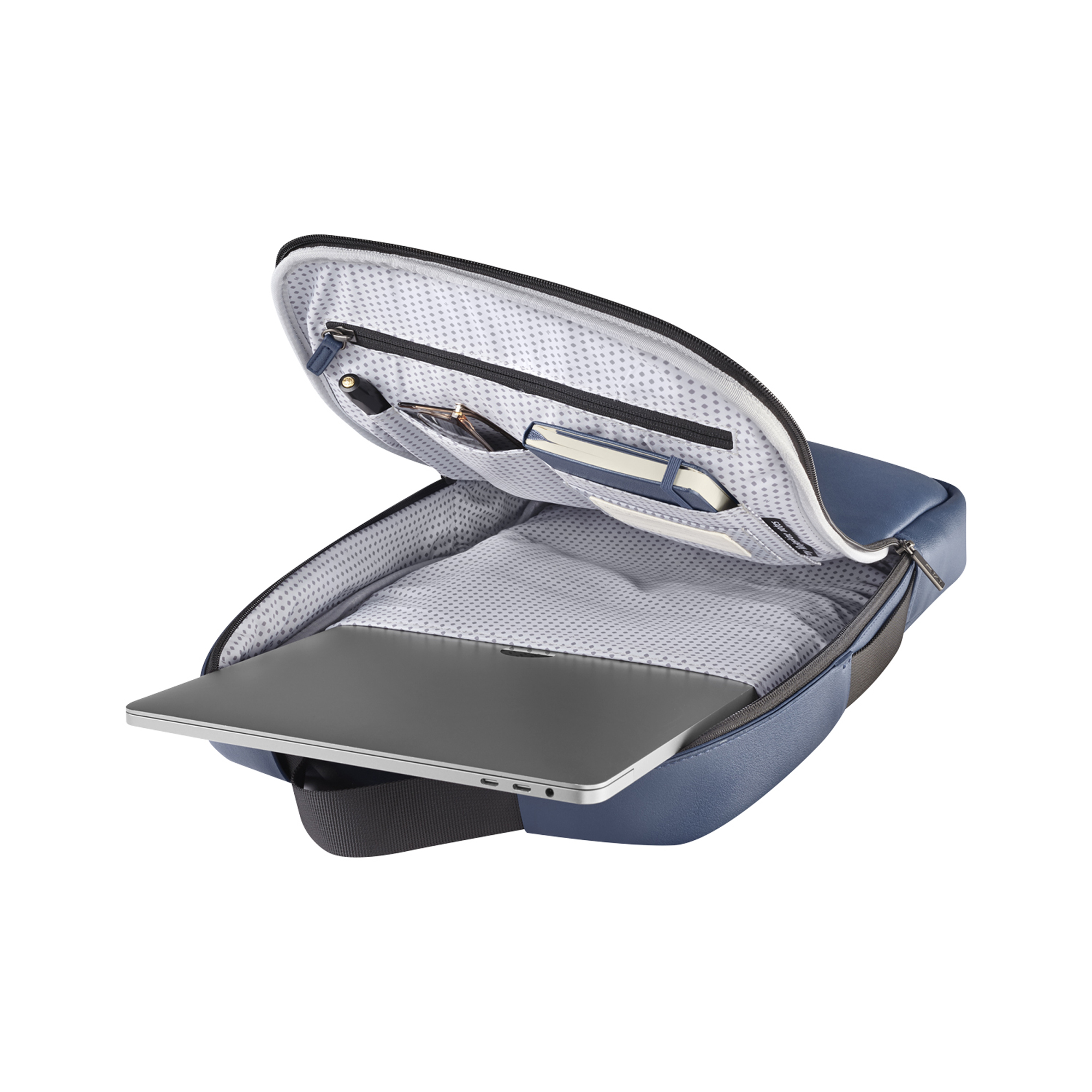 Borsa blu con scomparto aperto, laptop, taccuino, penna e occhiali.