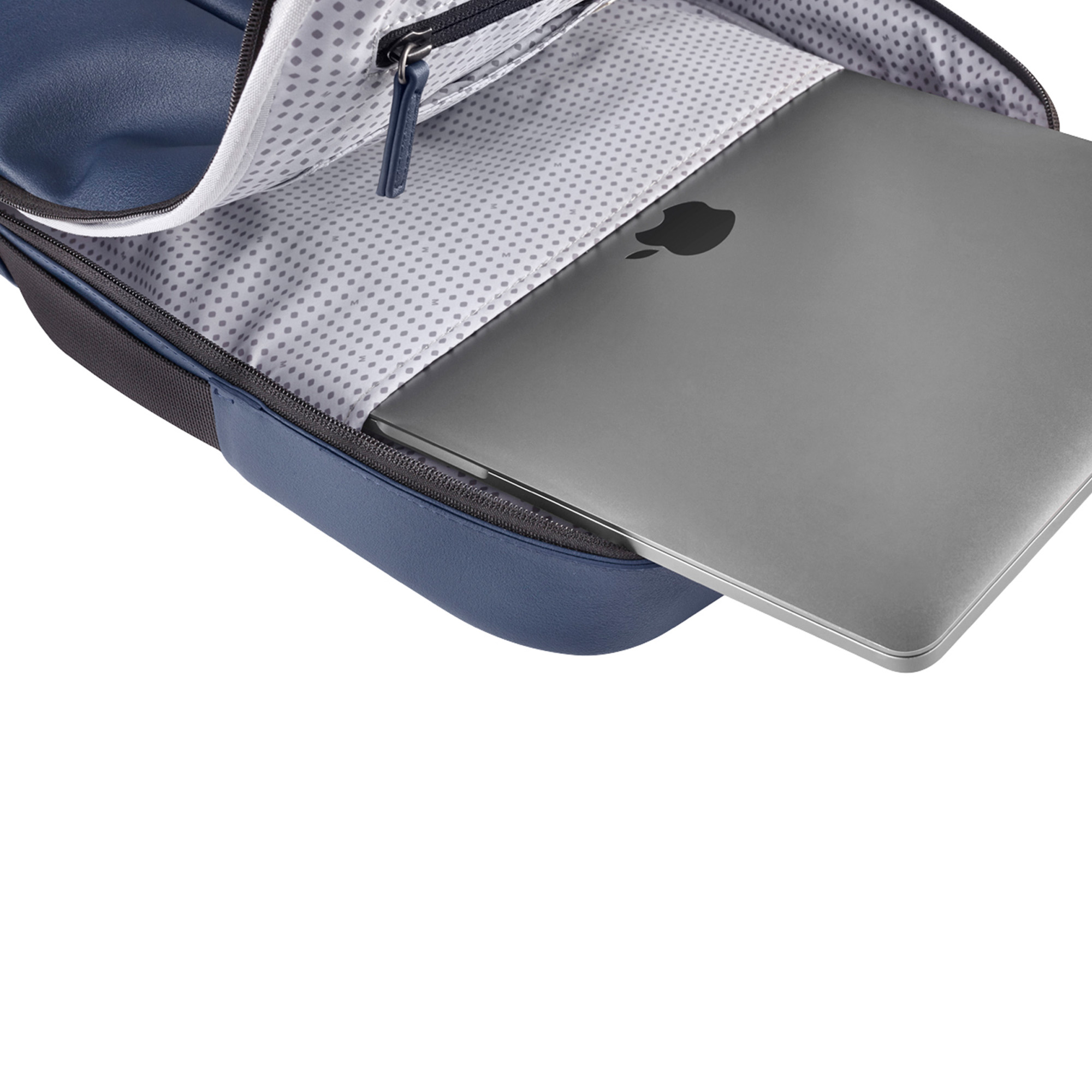 Un MacBook in una borsa blu con fodera interna a pois.