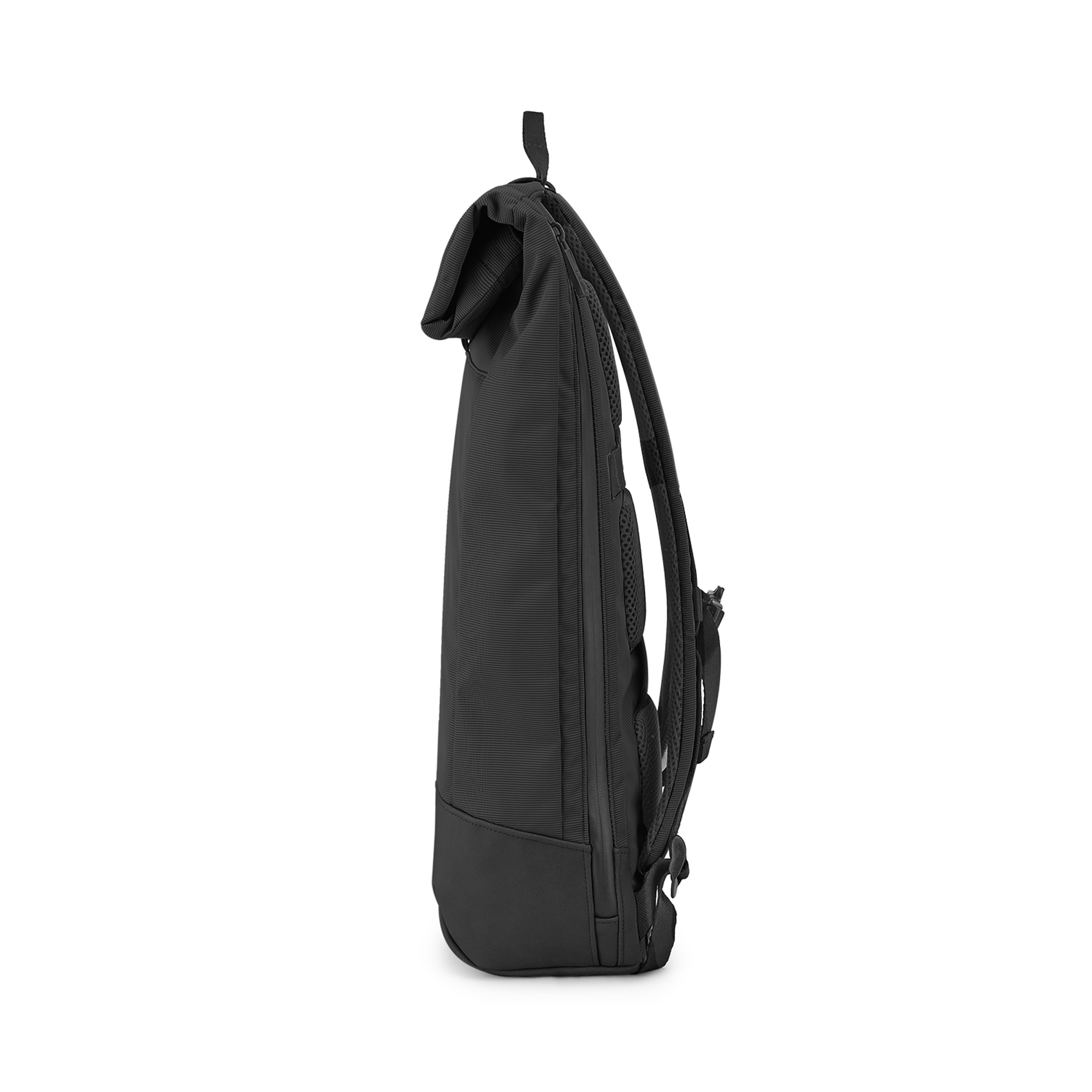 Zaino nero con chiusura arrotolabile e spallacci, visto di lato.