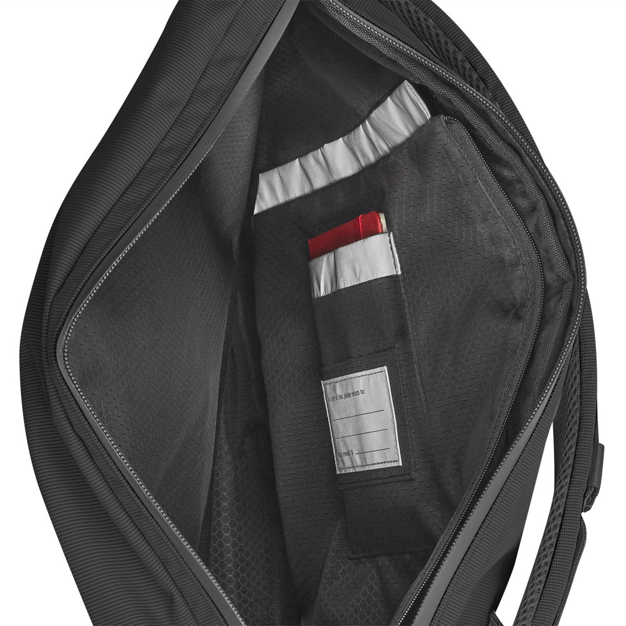 Borsa nera aperta con un oggetto rosso e striscia riflettente.