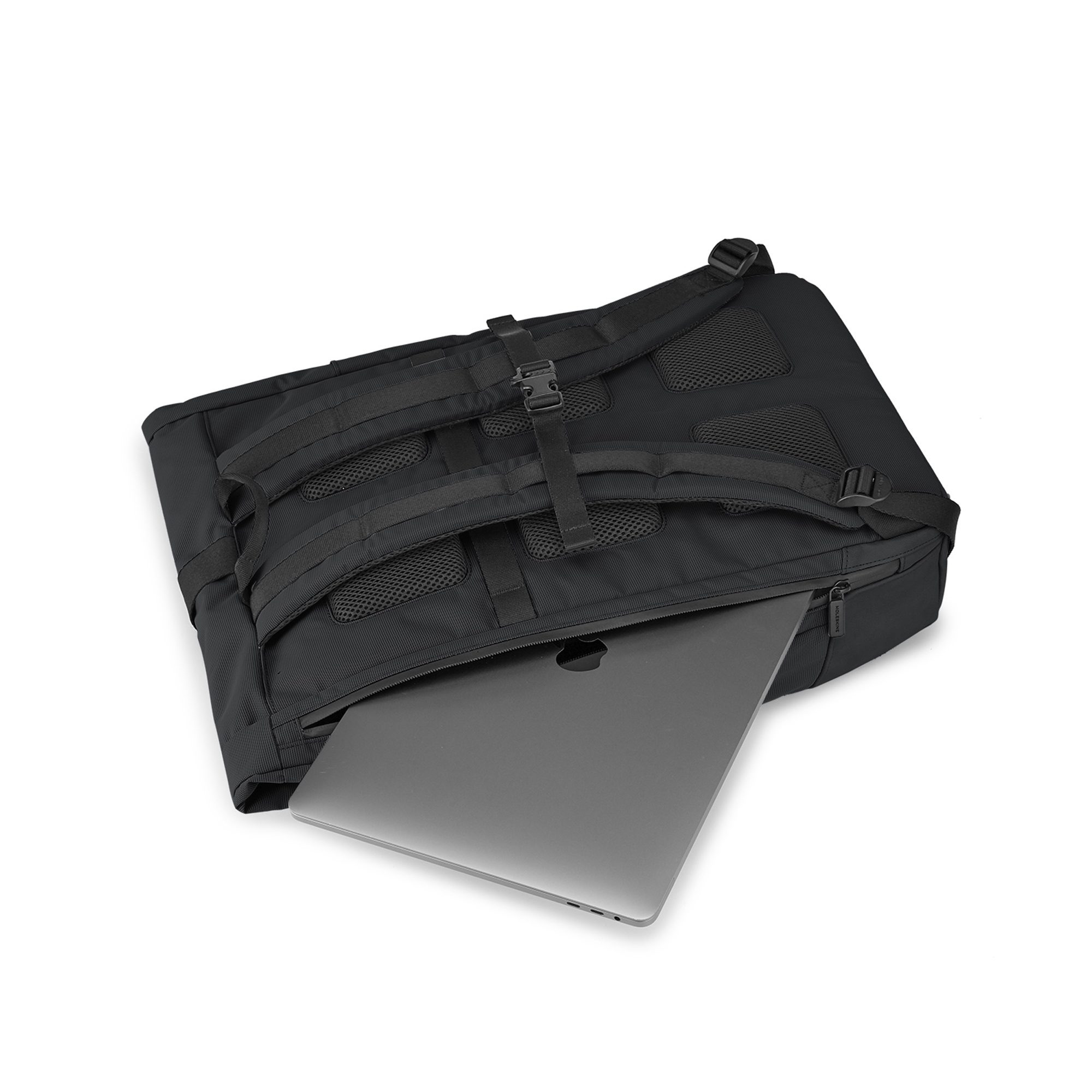 Uno zaino nero con un laptop che sporge parzialmente.