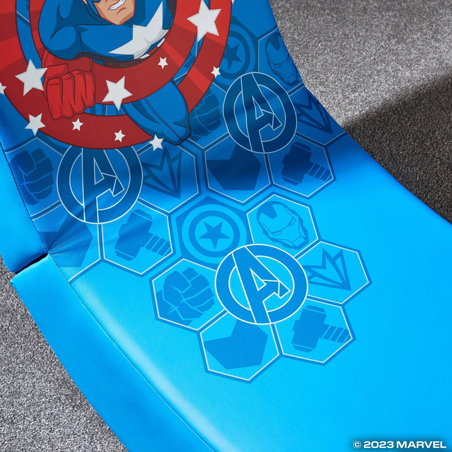 Een blauw kussen met Captain America en Avengers-symbolen.