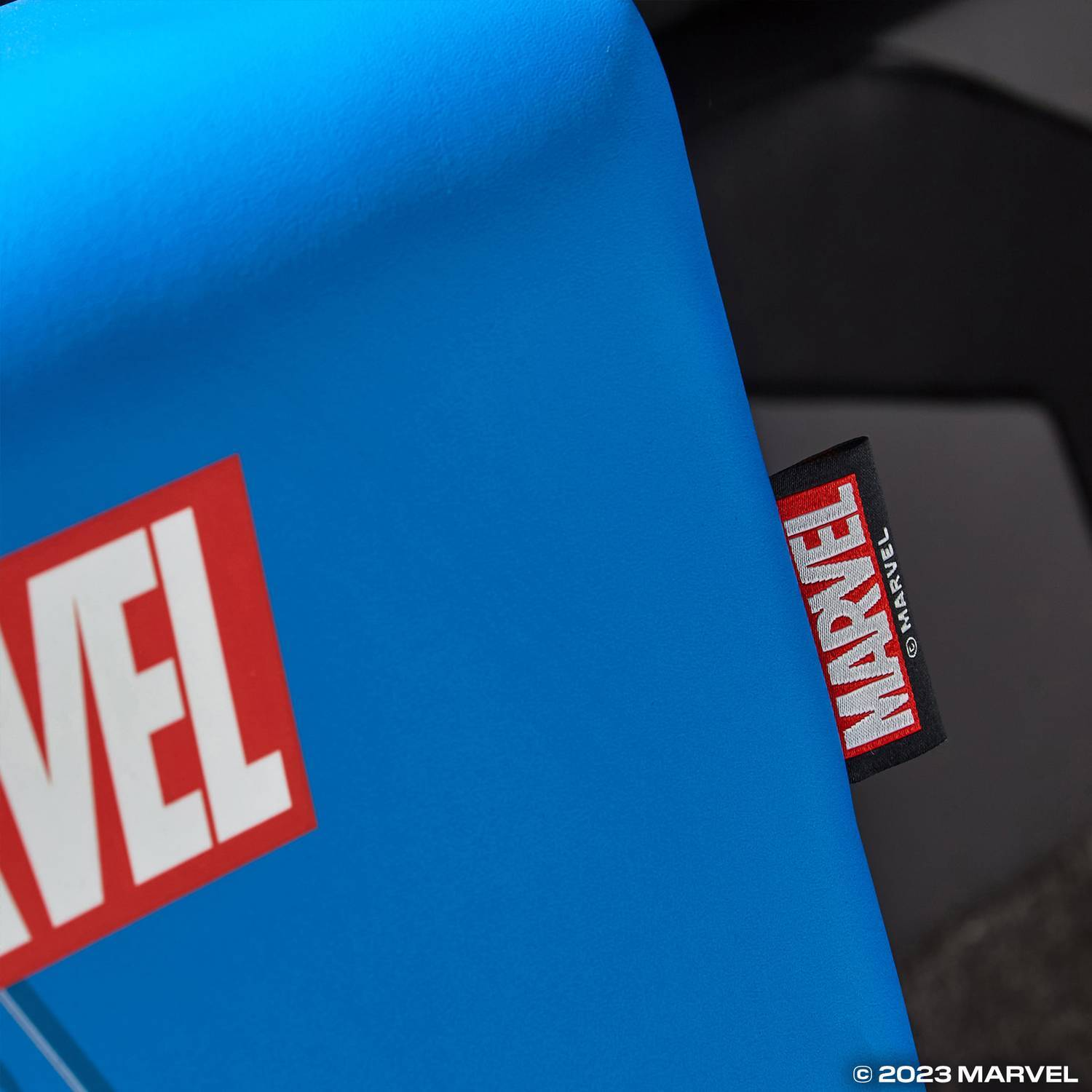 Blauwe achtergrond met Marvel-logo en MARVEL-label.