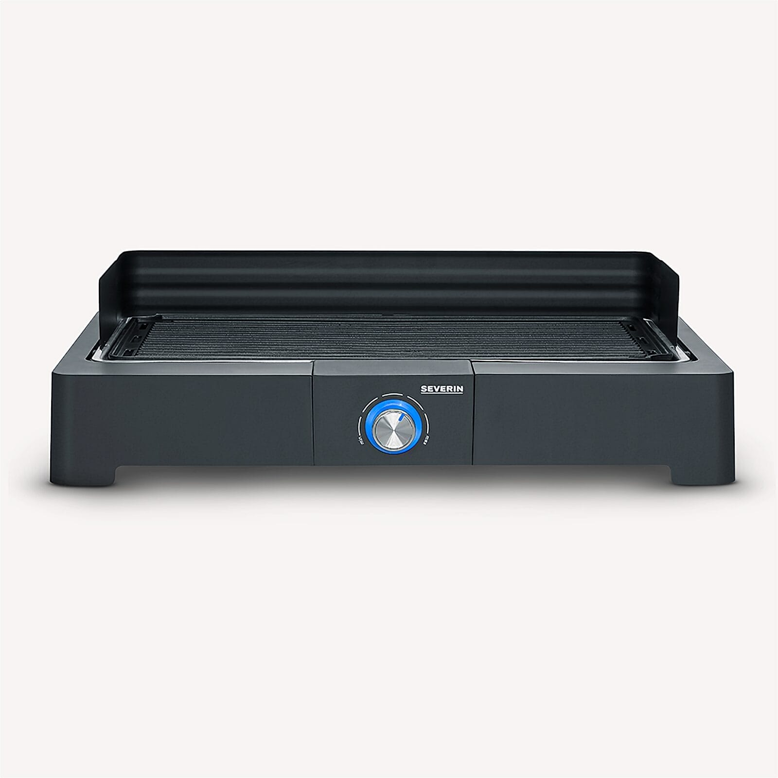 Ein dunkler Elektrogrill mit gerippter Grillfläche und einem blauen Drehregler.
