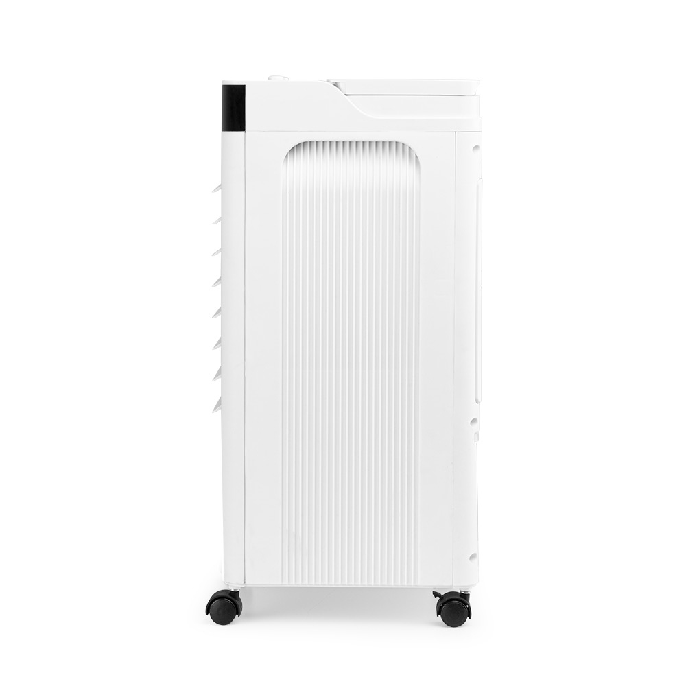Un refrigeratore d'aria bianco con ruote su sfondo bianco.