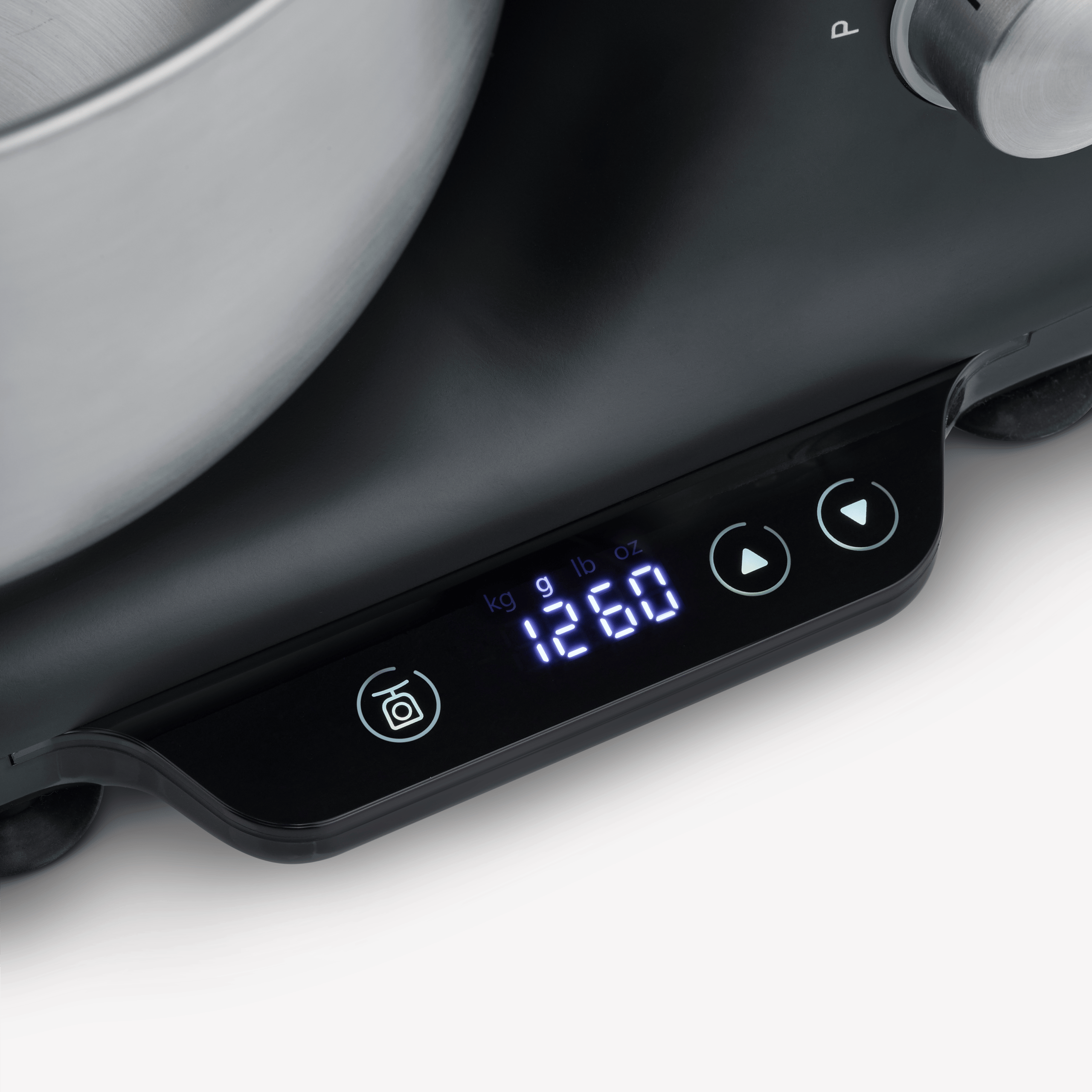 Schwarze Küchenmaschine mit digitaler Anzeige, die 1260g anzeigt.