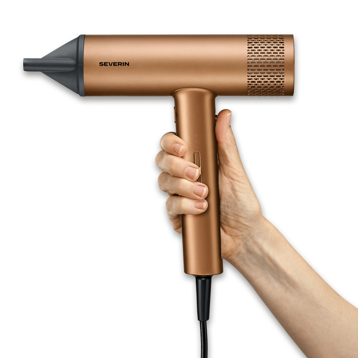 Eine Hand hält einen bronzefarbenen Haartrockner mit schwarzem Kabel.