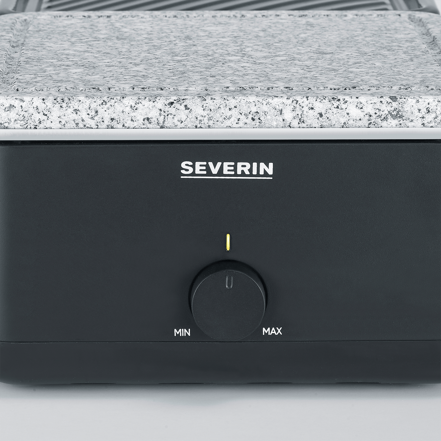 Close-up van een zwarte Severin grill met steenplaat en draaiknop.