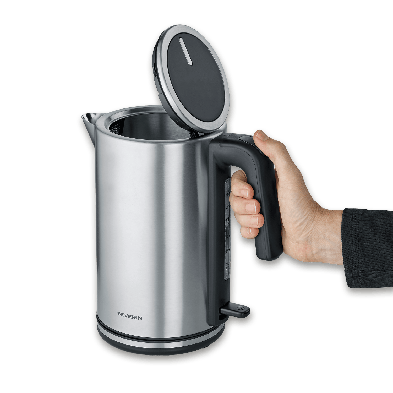 Una mano apre il coperchio di un bollitore elettrico argentato con manico nero.