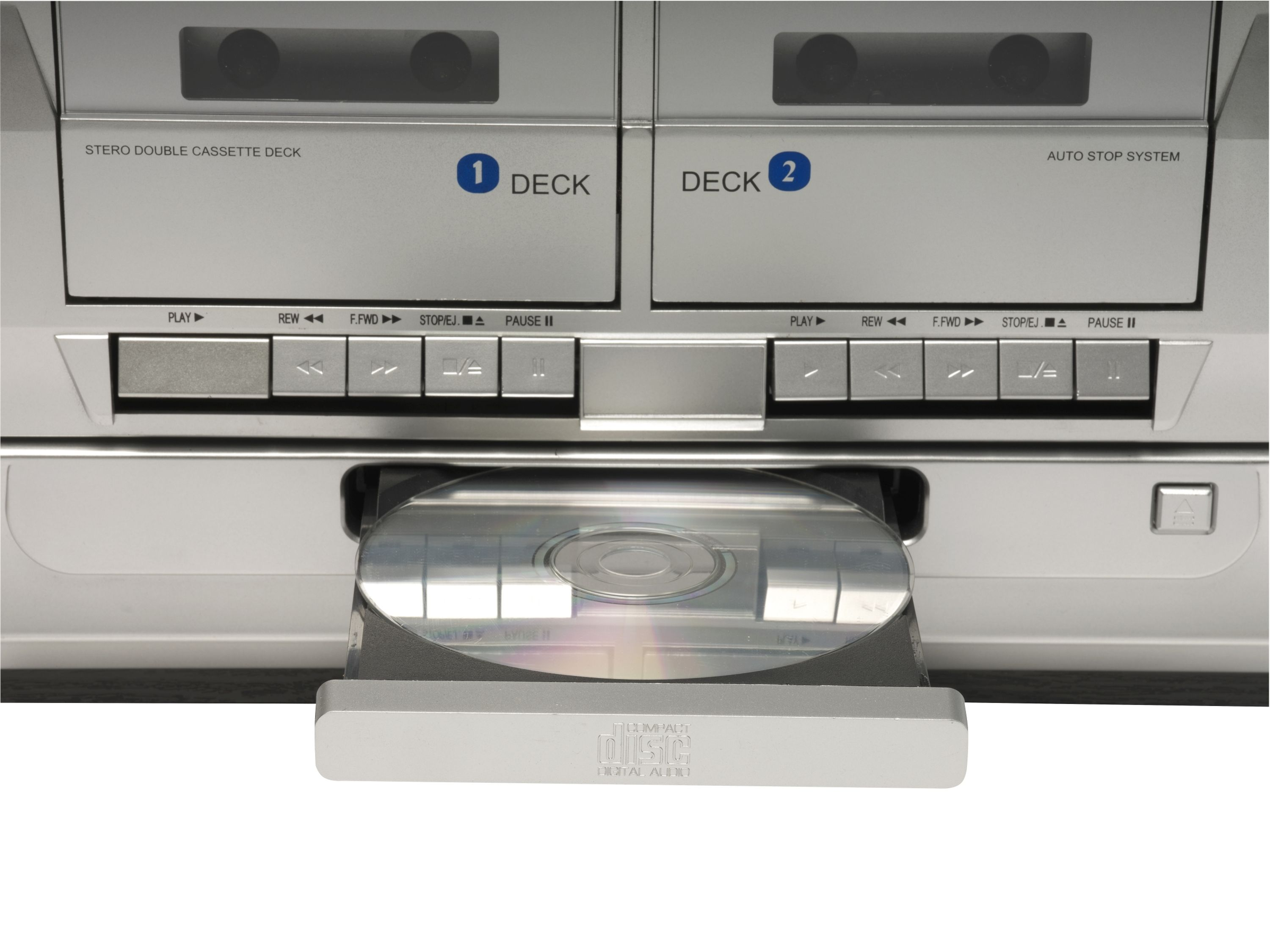 Zilveren CD-speler met dubbel cassettedeck en open lade.