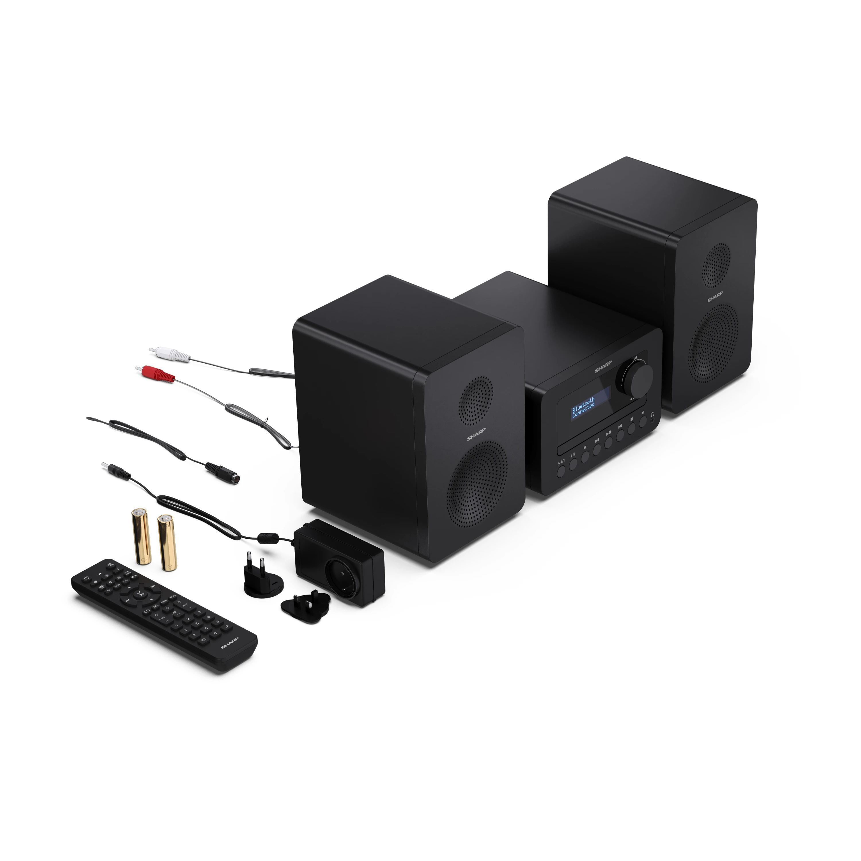 Schwarzes Audiosystem mit zwei Lautsprechern, Zentraleinheit, Fernbedienung, Kabeln und Batterien.