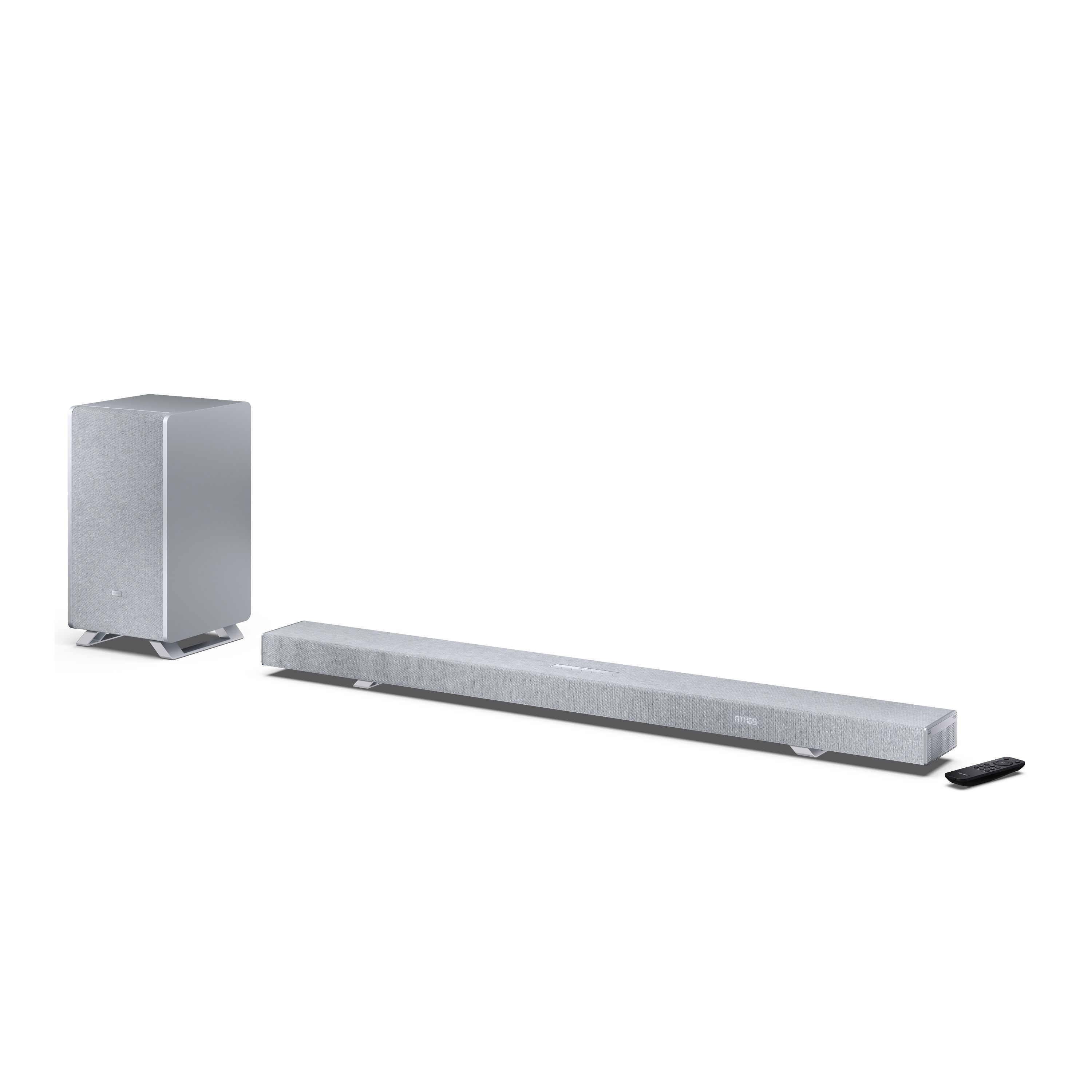 Ein silberner Subwoofer, eine Soundbar und eine Fernbedienung auf weißem Grund.