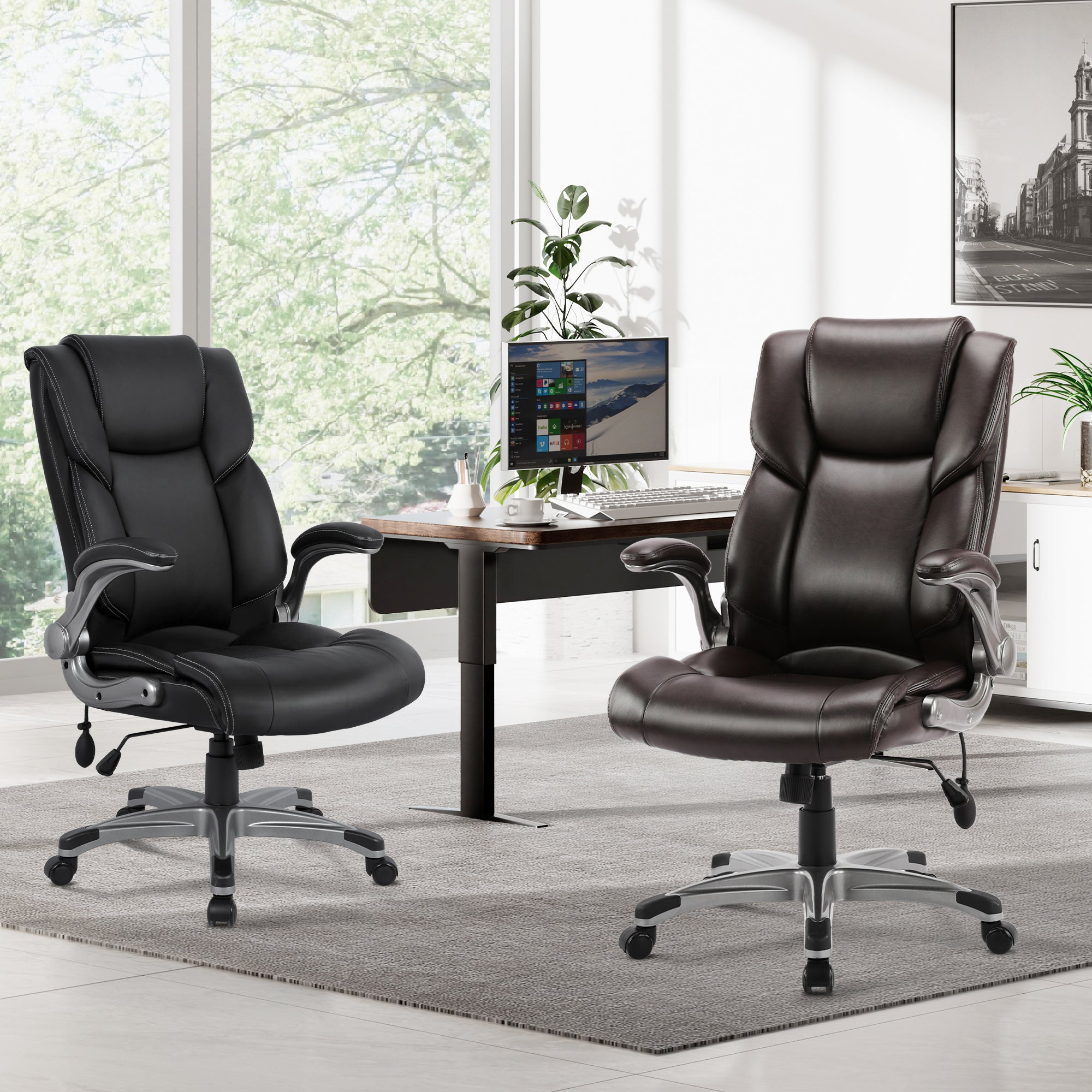 Zwei Bürostühle, schwarz und braun, stehen in einem hellen Büro mit großem Fenster.