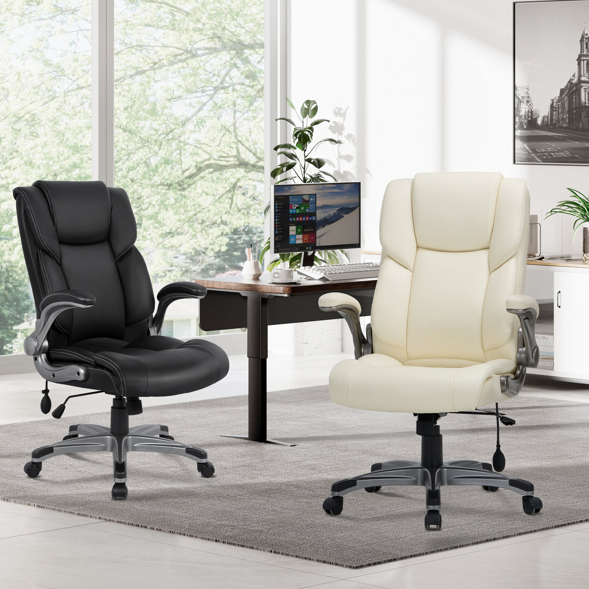 Ein schwarzer und ein cremefarbener Bürostuhl stehen in einem modernen Büro.