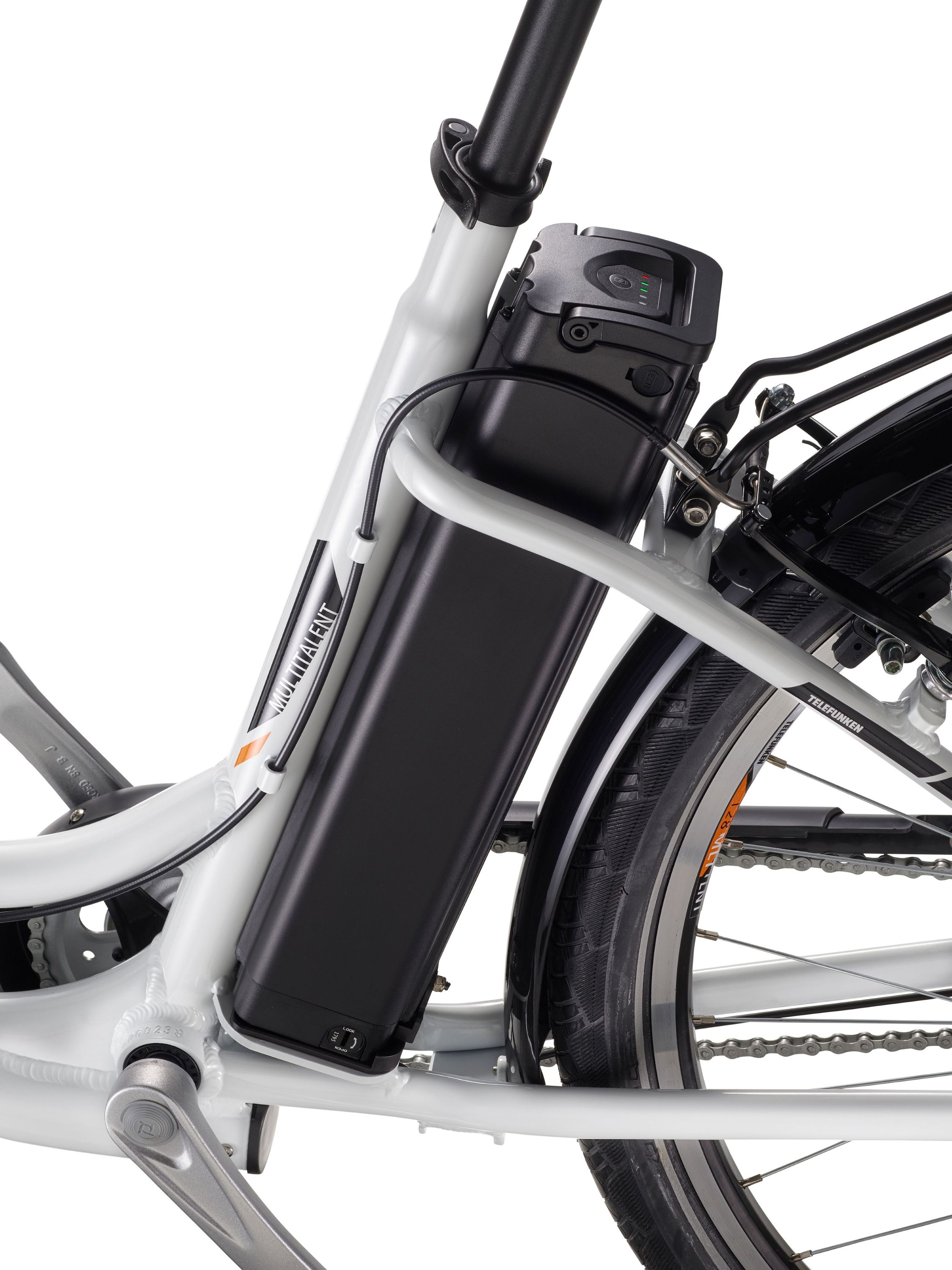 Weißer E-Bike-Rahmen mit schwarzer Batterie, Sattelstütze und Kette. Etwas Text sichtbar.