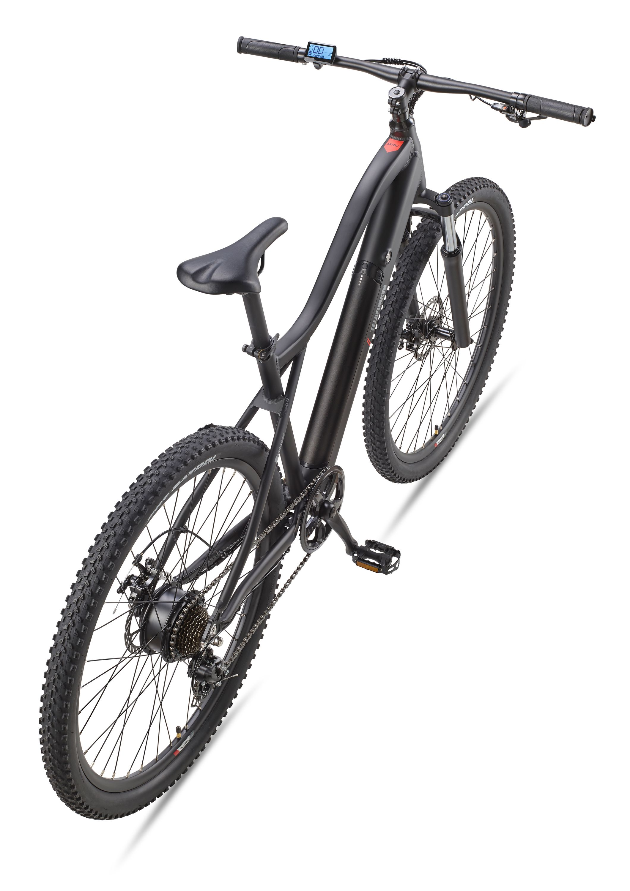 Schwarzes E-Bike mit Display am Lenker und breiten Reifen.