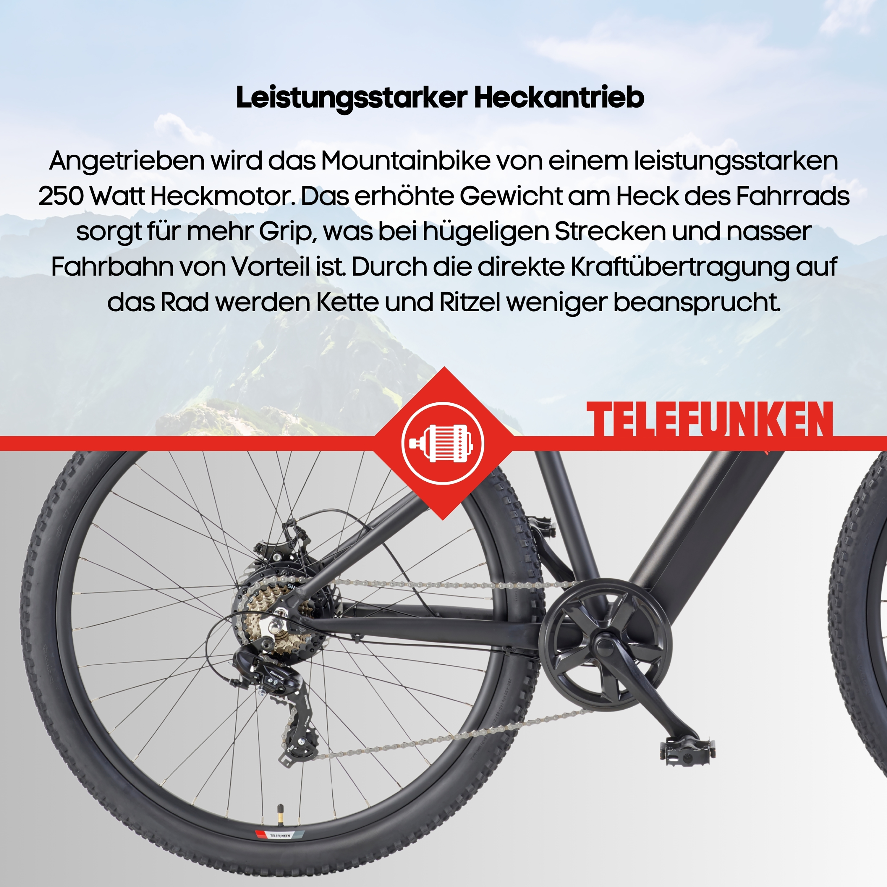 Schwarzes Mountainbike mit Heckantrieb und Gangschaltung, Berge im Hintergrund.