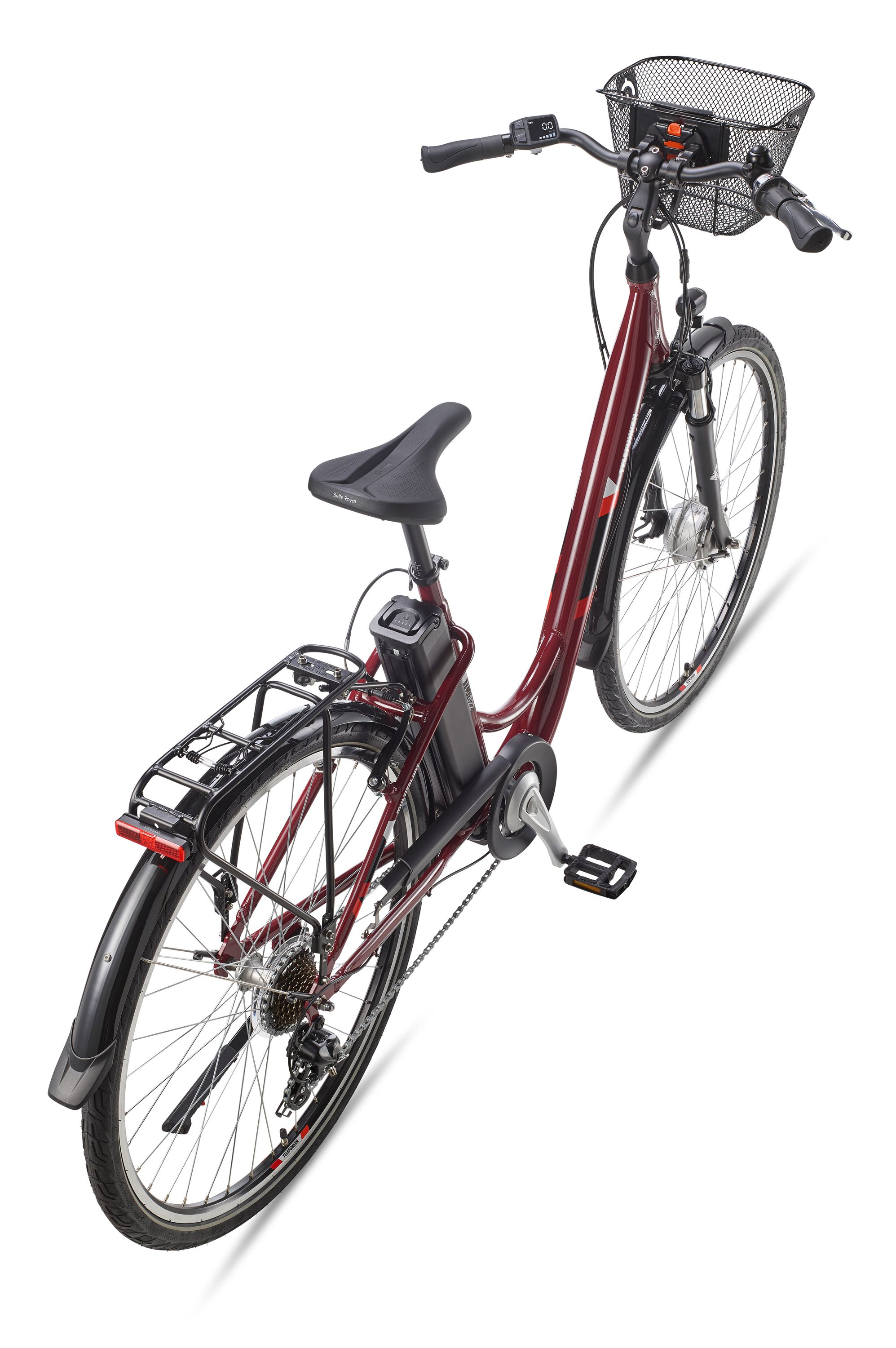 Ein dunkelrotes E-Bike mit Gepäckträger, Korb und Display.