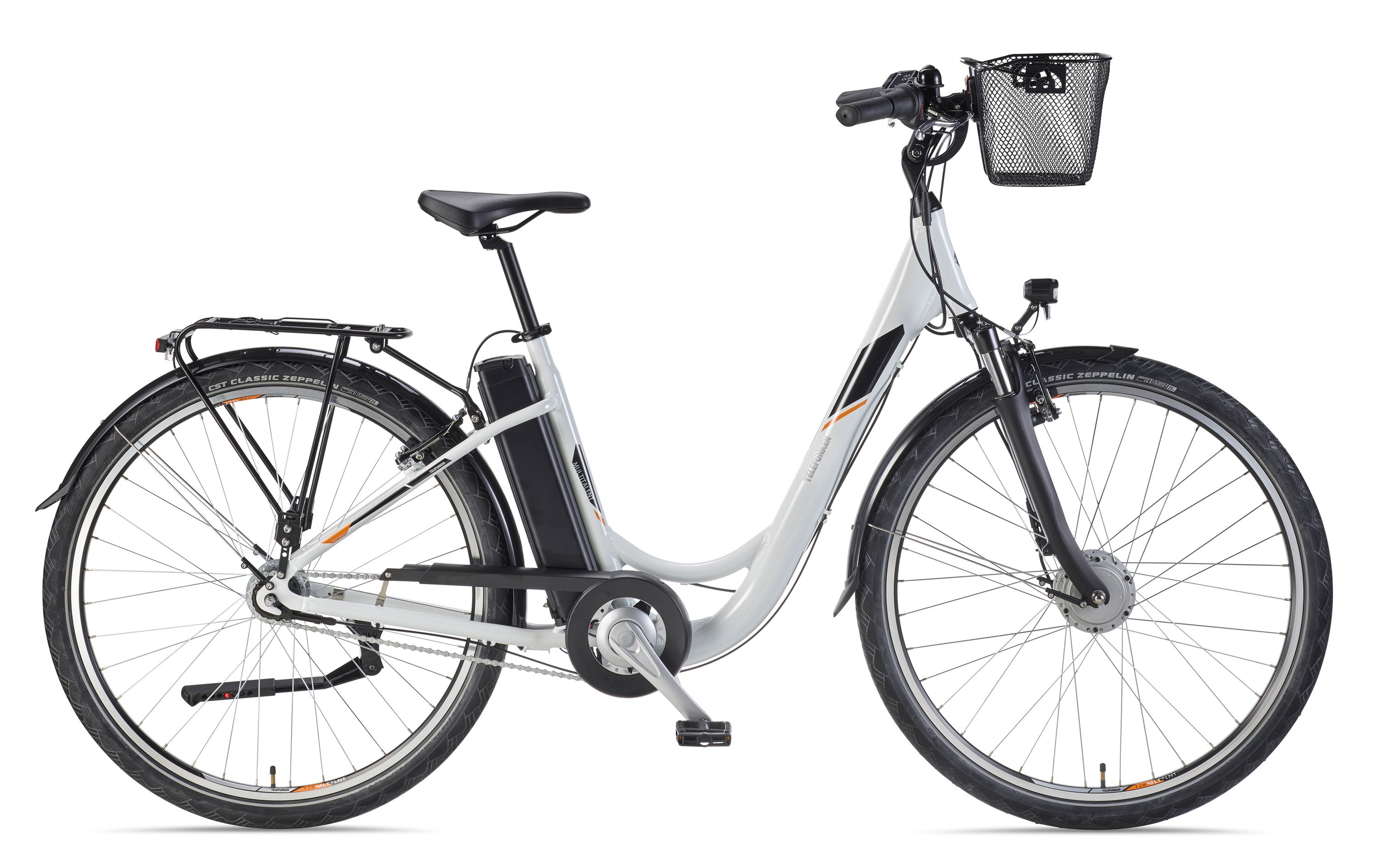Ein weißes Elektrofahrrad mit Gepäckträger, Korb und Batteriepack.
