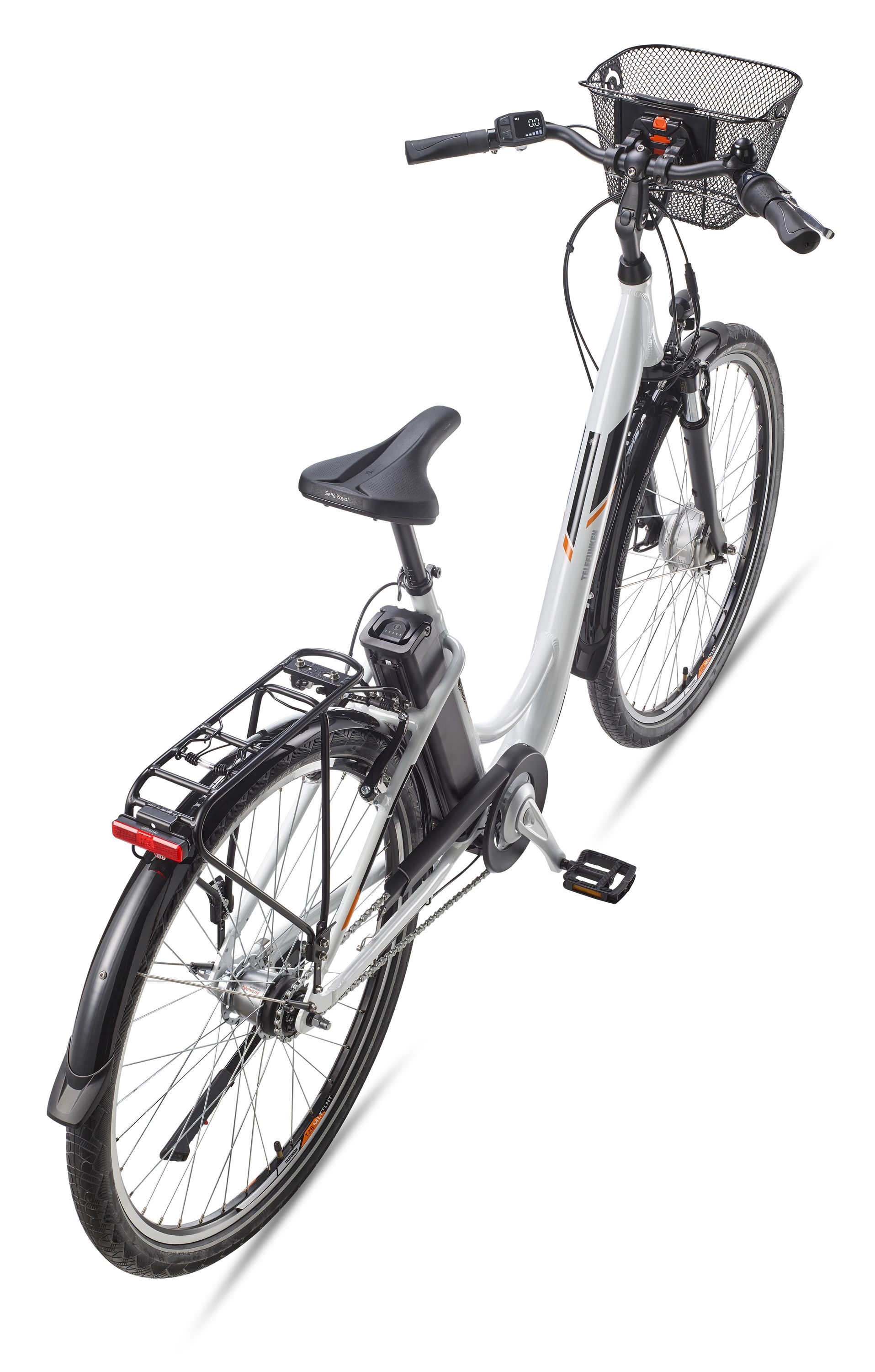 Ein weißes E-Bike mit schwarzem Gepäckträger, Korb und Sattel.
