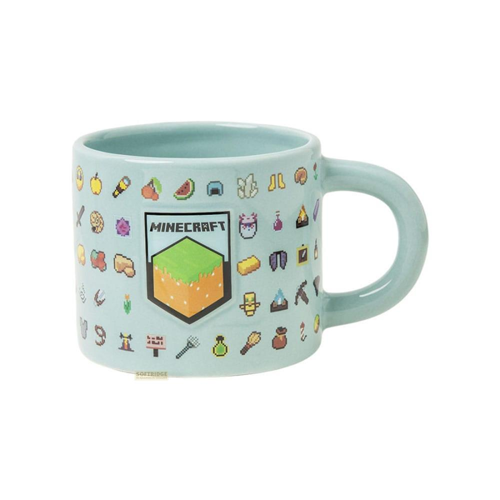 Ein hellblauer Minecraft-Becher mit Pixel-Symbolen und einem Grasblock-Logo.