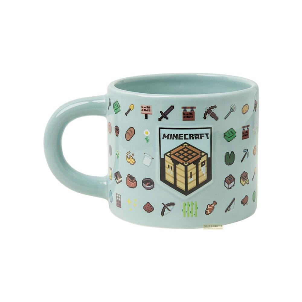 Hellblaue Tasse mit Minecraft-Motiv und vielen kleinen Symbolen.