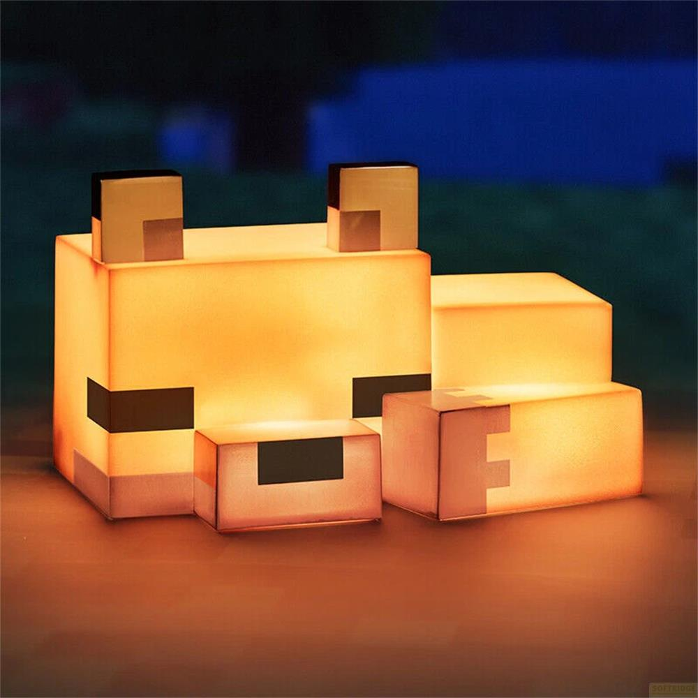 Leuchtende Minecraft-Blöcke in Tierform, orangefarben, mit dunklen Akzenten.
