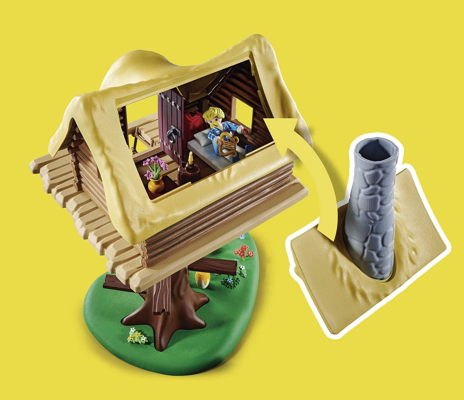 Spielzeughütte auf Baumstamm mit Figur und Schornstein. Gelber Hintergrund.