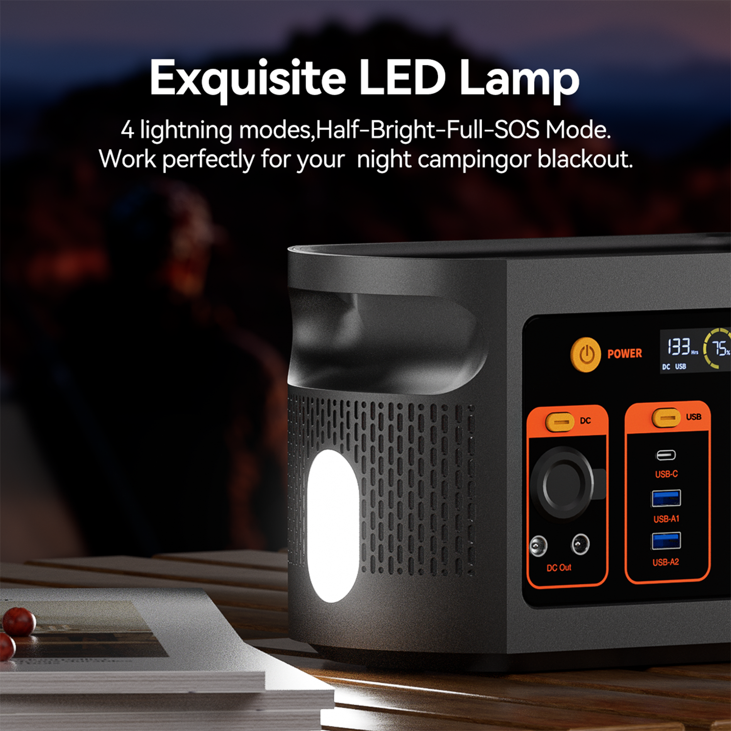 Estación de energía portátil negra con puertos USB y lámpara LED, sobre mesa de madera.