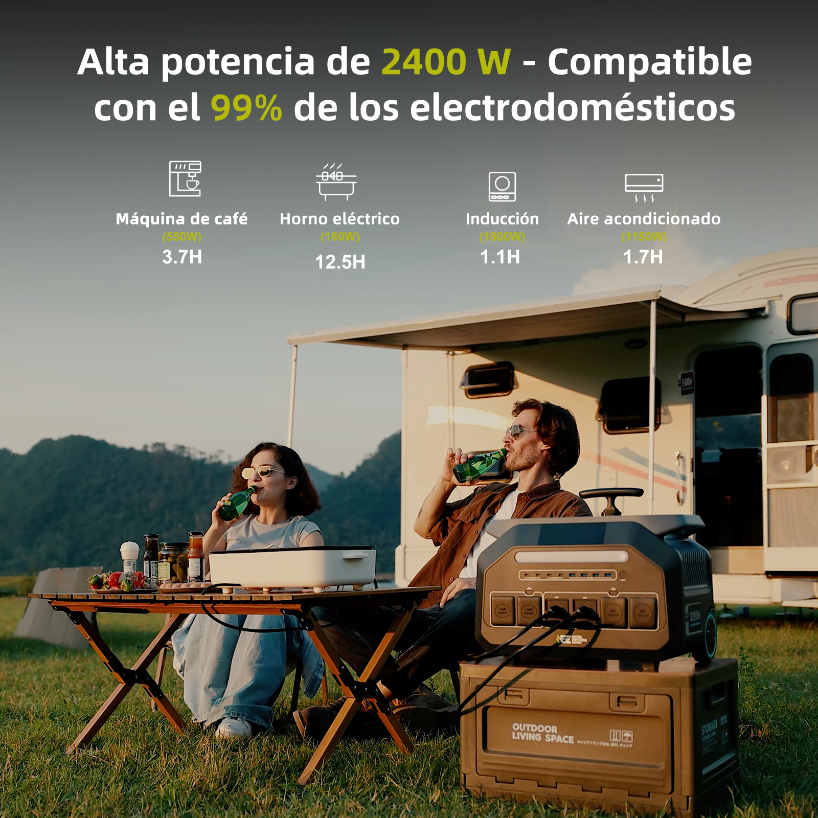 Dos personas beben en una mesa de camping al aire libre. Una caravana está al fondo.