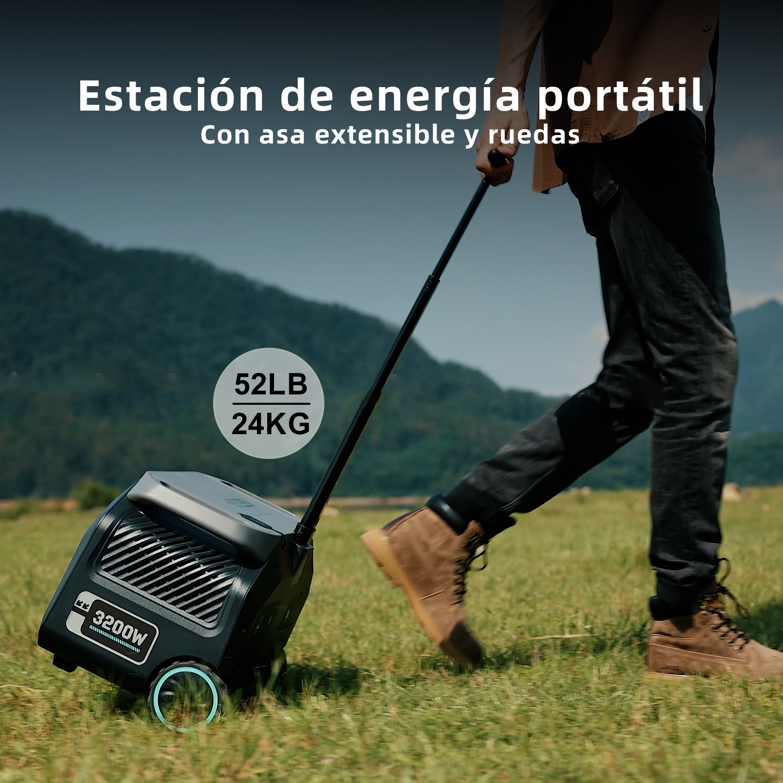 Una persona arrastra una estación de energía portátil con asa extensible por un campo.