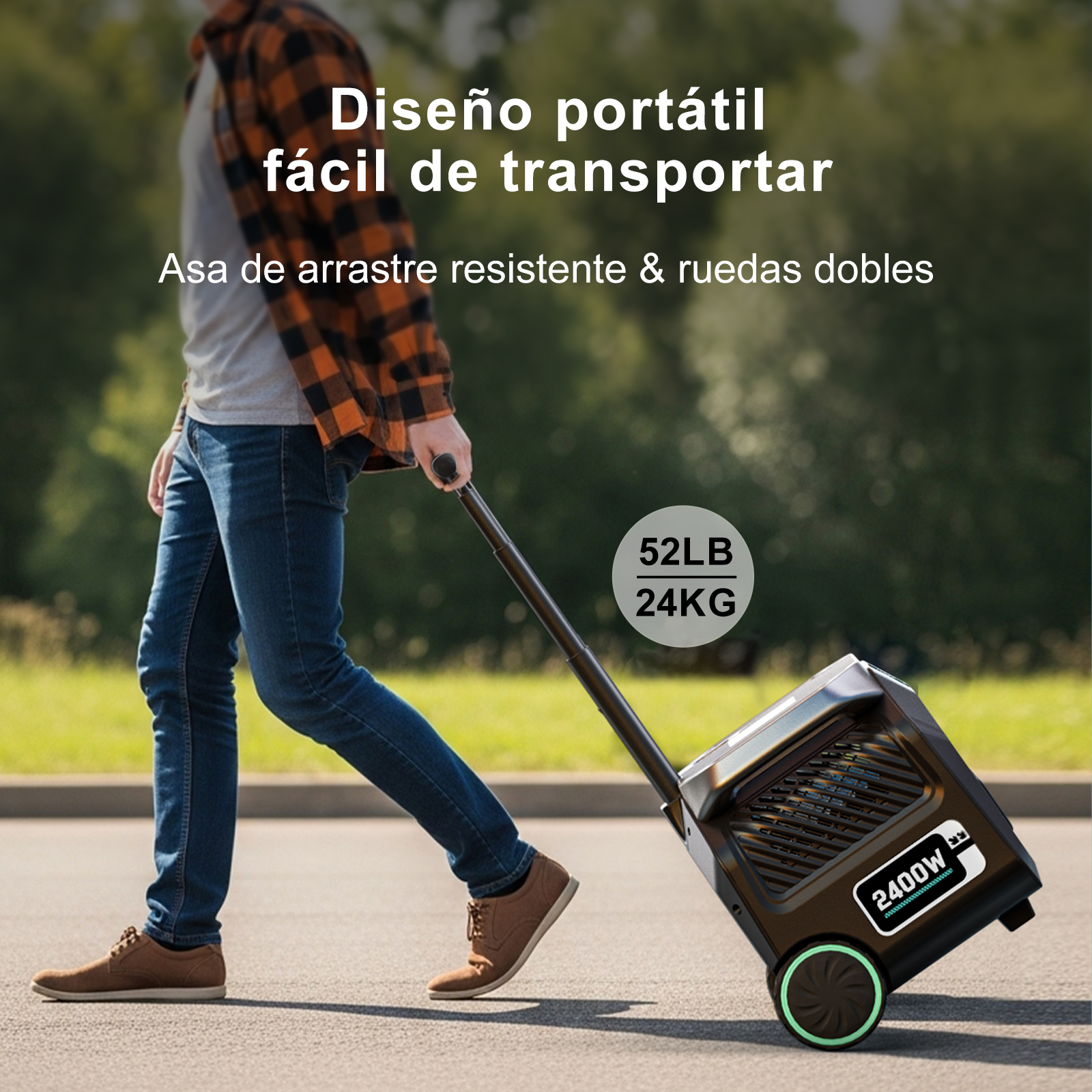 Hombre arrastra estación portátil con ruedas y asa extensible.