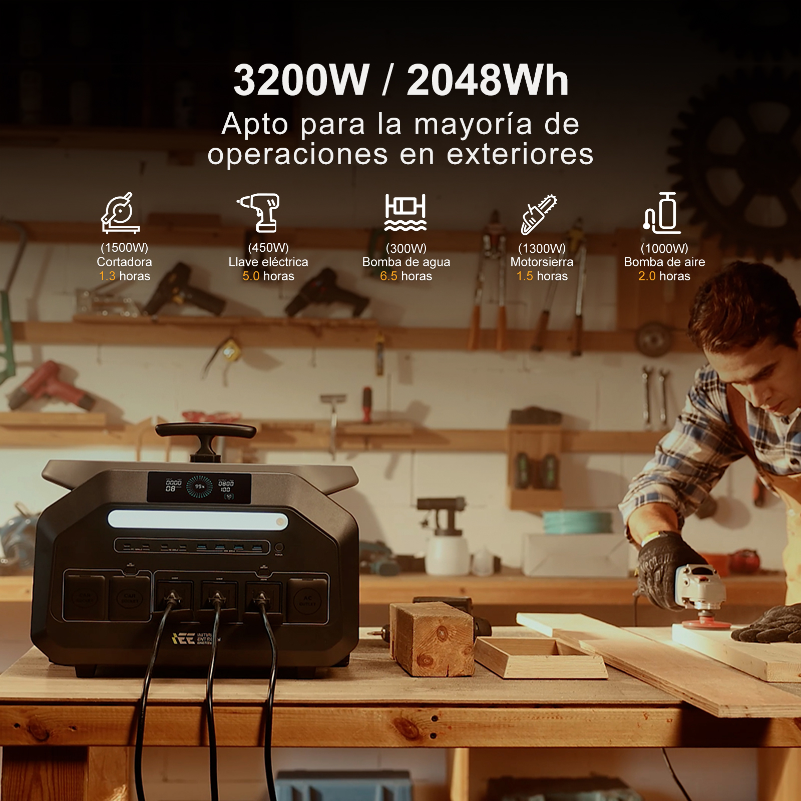 Un hombre trabaja en un taller con una estación de energía portátil, herramientas y madera.