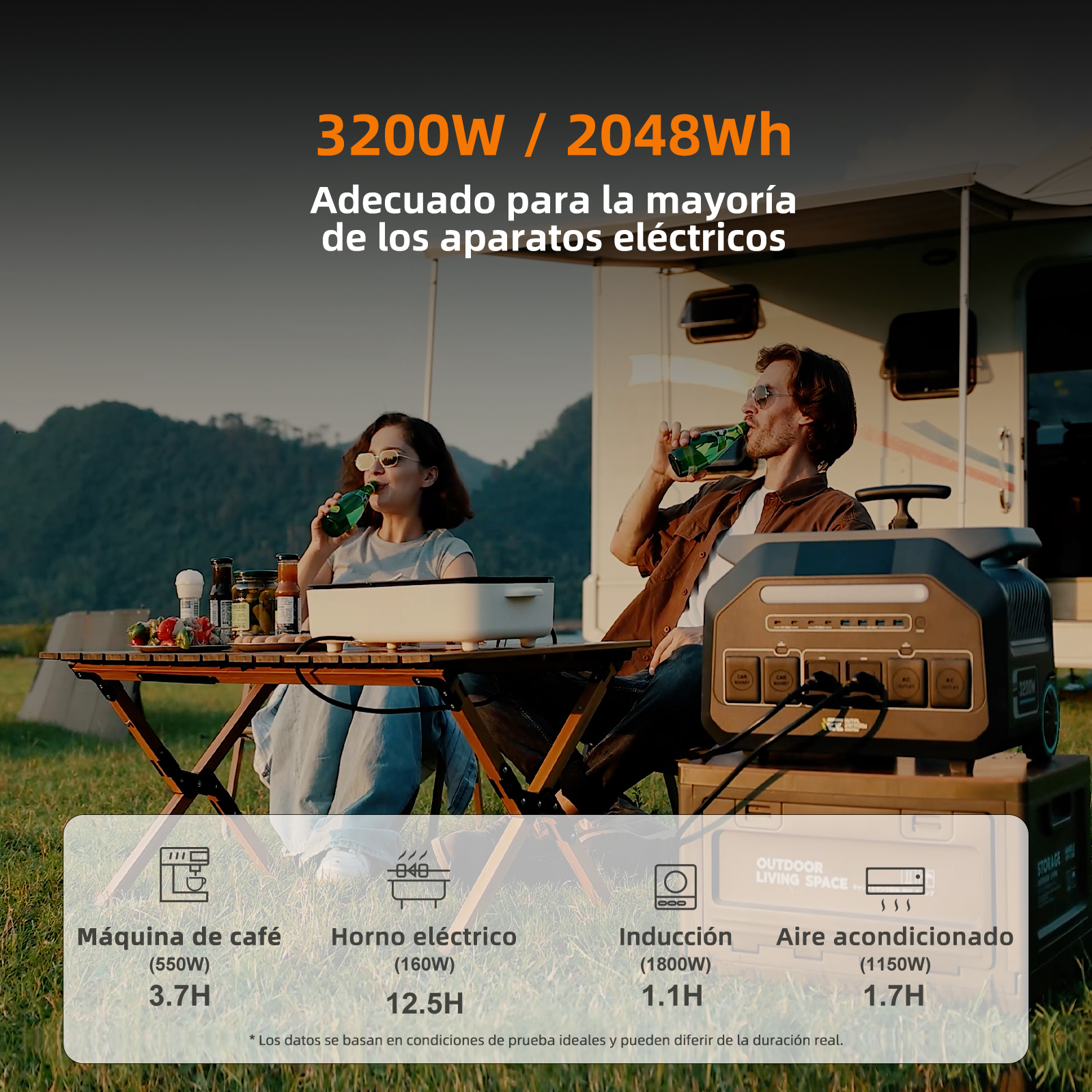 Una pareja bebe cerveza al aire libre junto a una caravana, al lado de una central eléctrica.