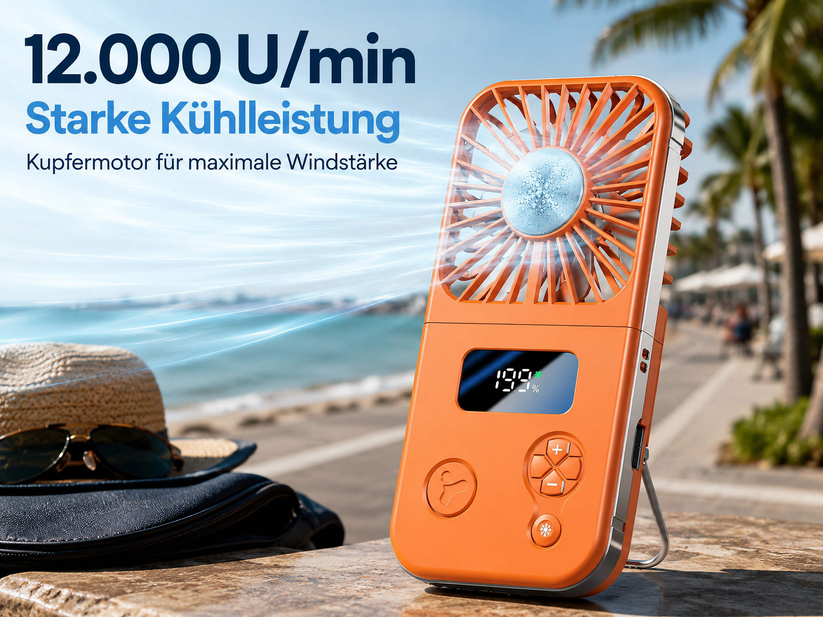 Ein orangefarbener Handventilator mit Display steht am Strand neben einem Hut und Sonnenbrille.