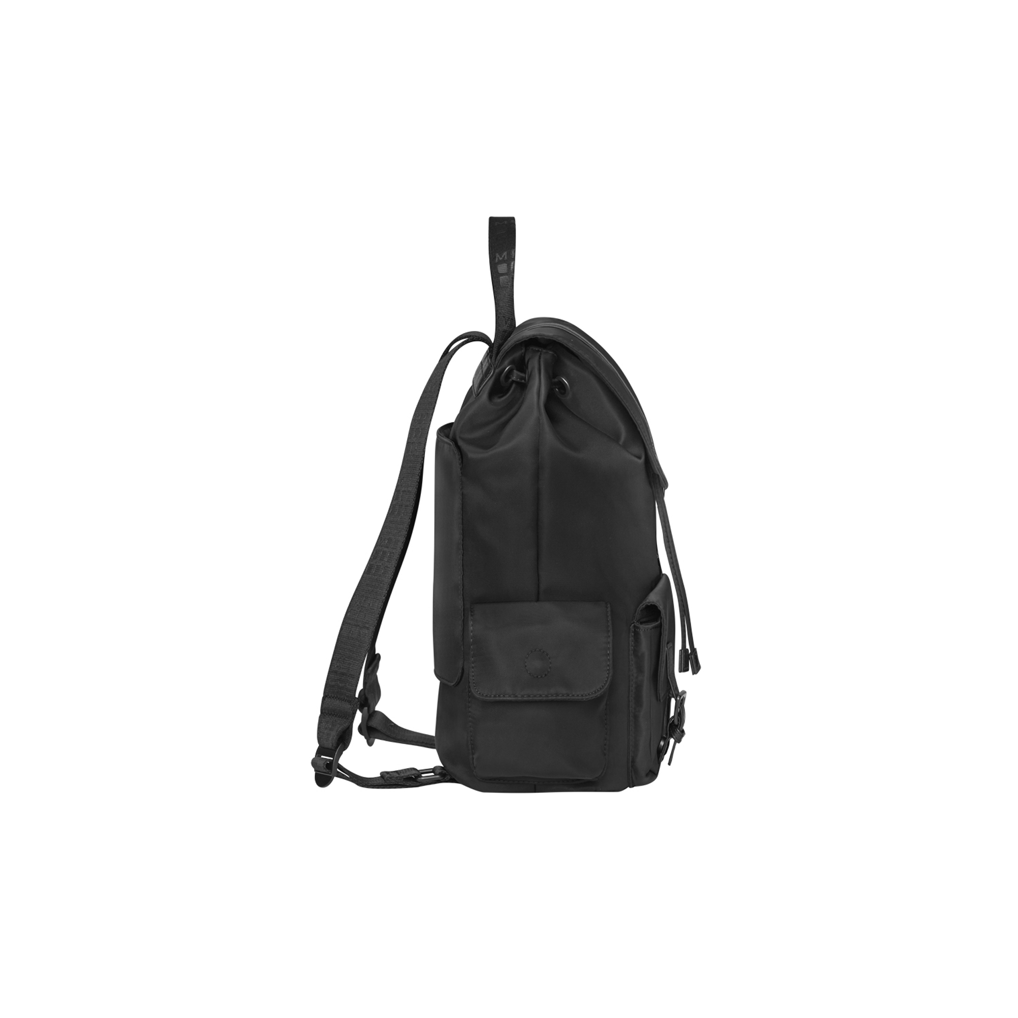 Uno zaino nero con tasche frontali e spallacci.