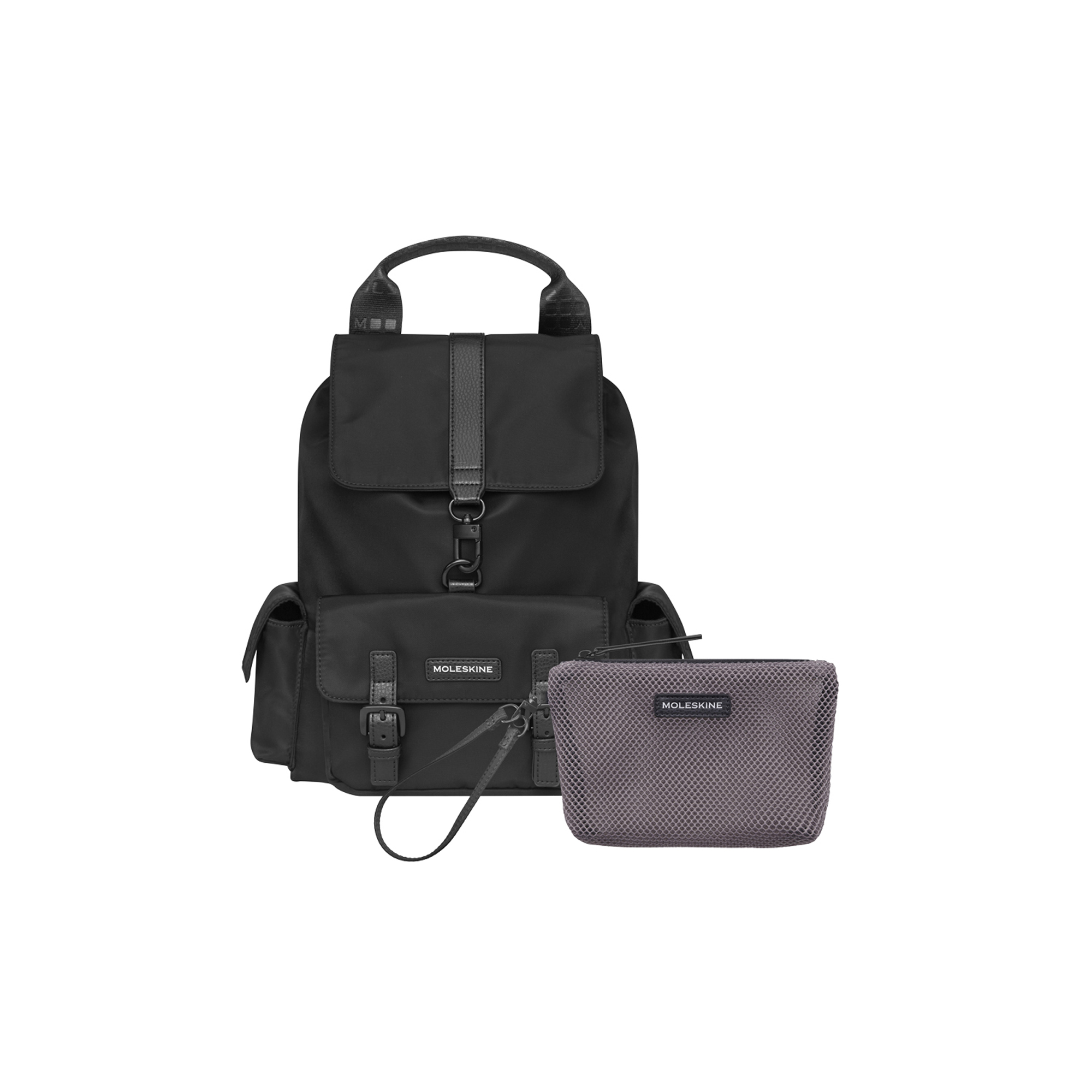 Zaino nero con pochette in rete grigia davanti, entrambi con logo Moleskine.