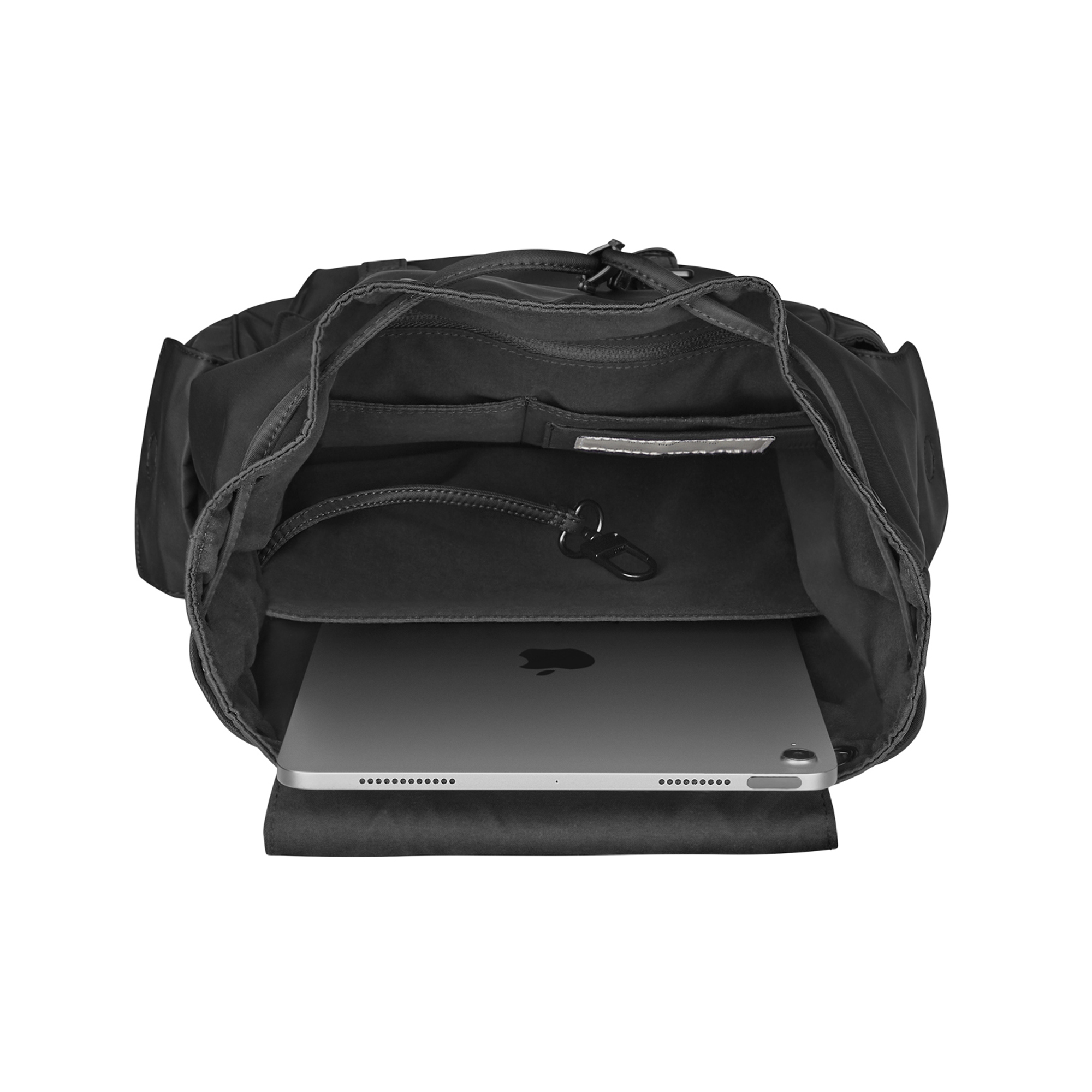 Uno zaino nero aperto con un tablet e un portachiavi all'interno.