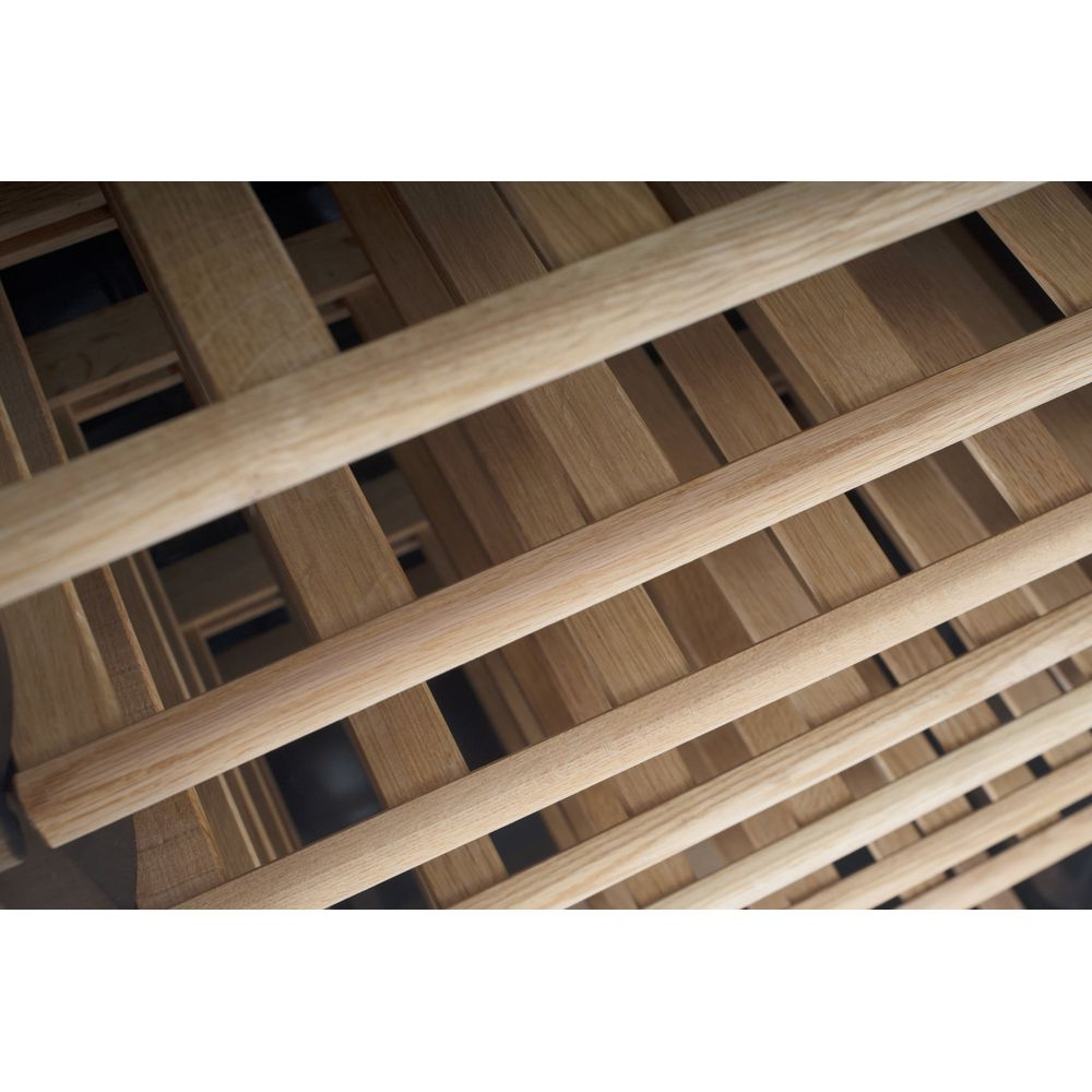 Scaffale in legno con doghe parallele, visto di sbieco.