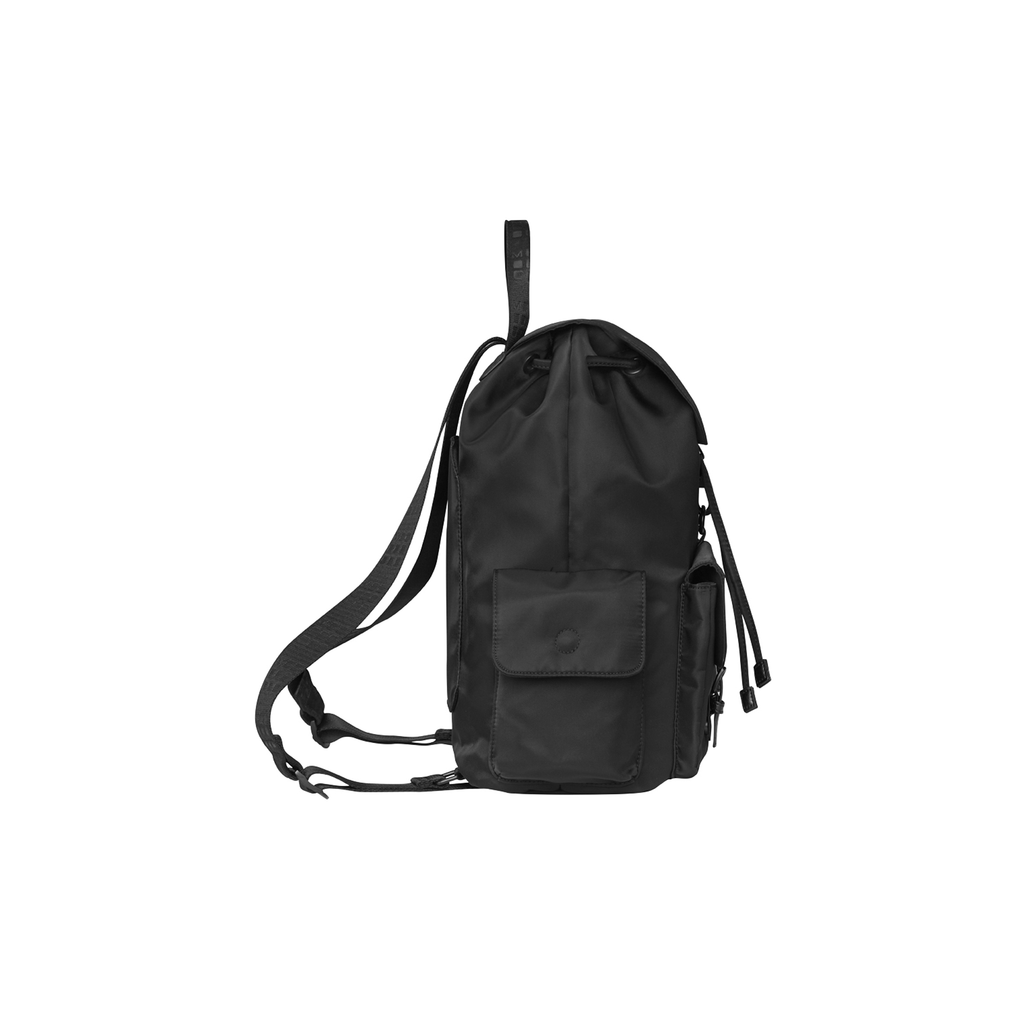 Zaino nero con tasca frontale e chiusura a coulisse. Sfondo bianco.
