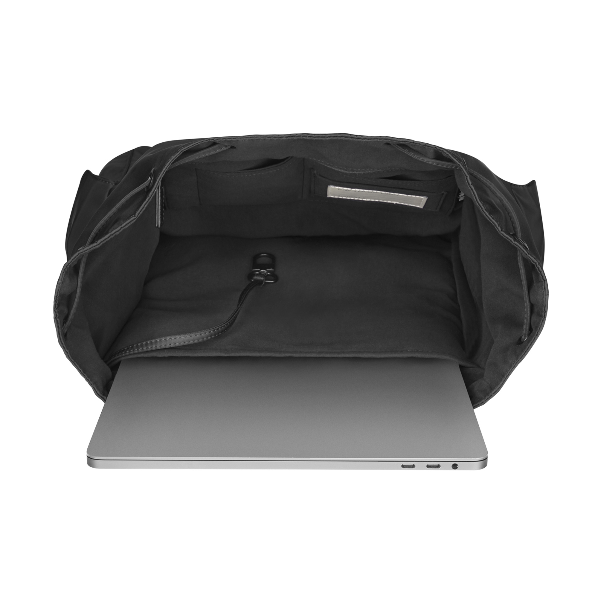 Uno zaino nero aperto con un laptop all'interno.