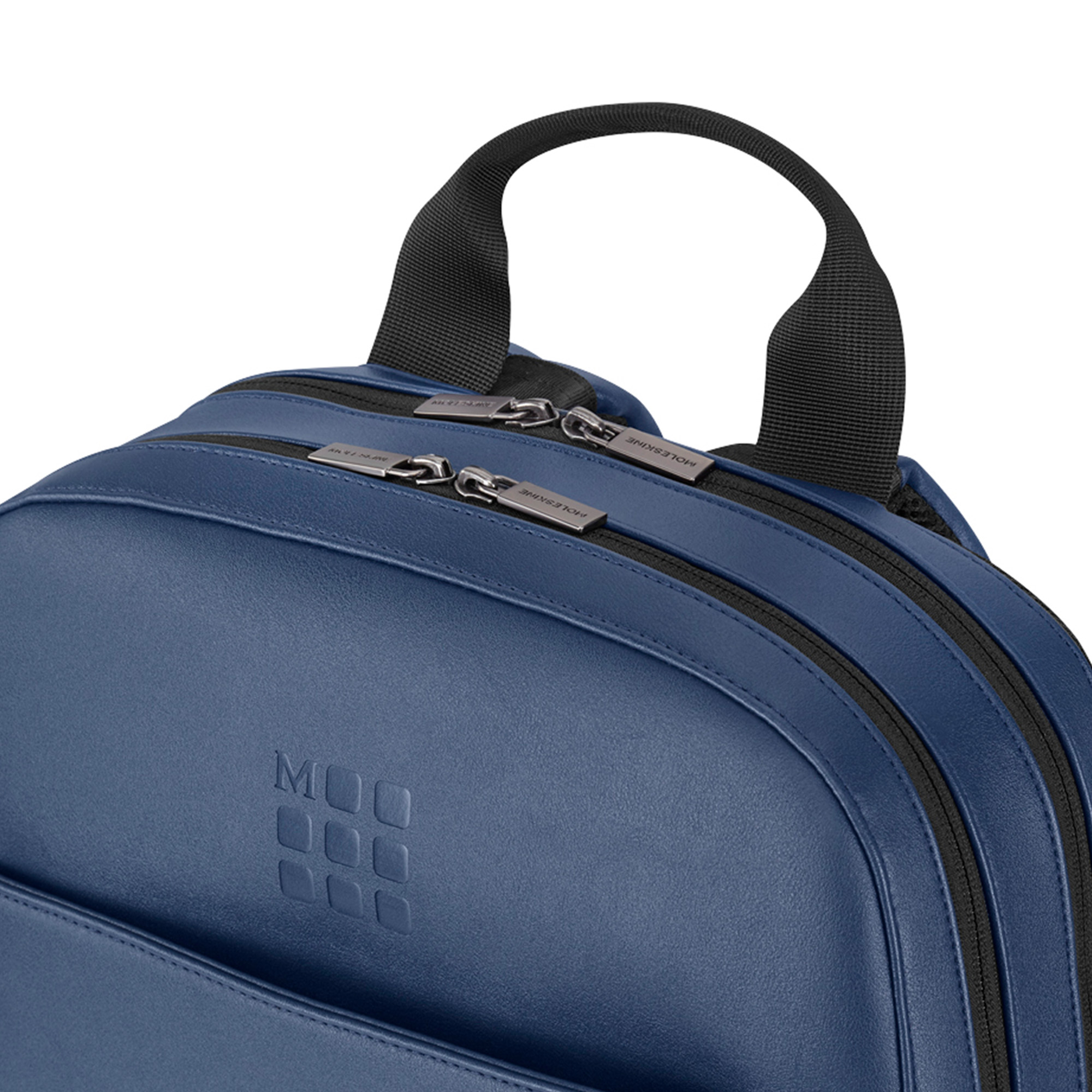 Zaino blu scuro con cinghie e zip nere. Logo Moleskine in rilievo.