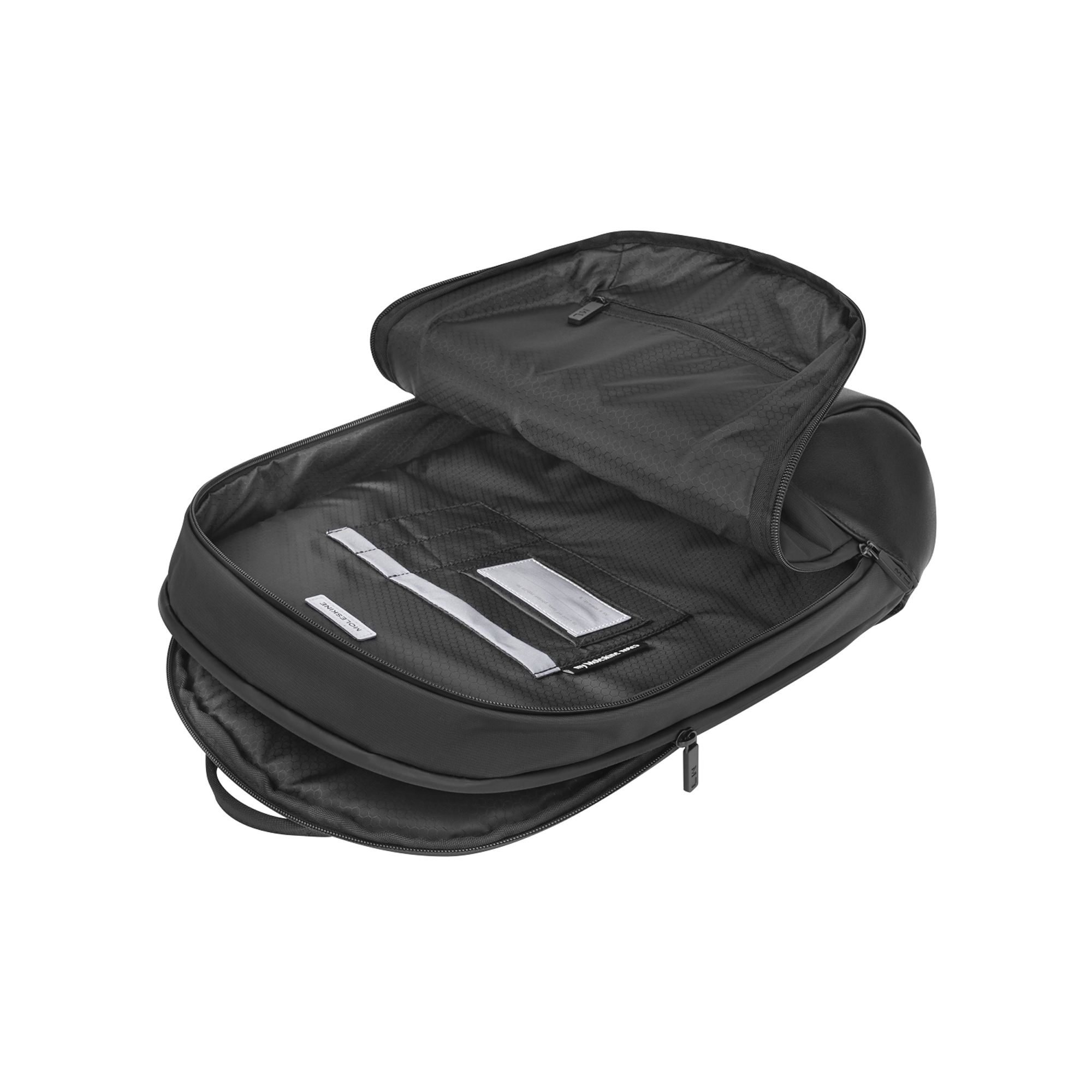 Uno zaino nero aperto con fodera in rete e tasche multiple.