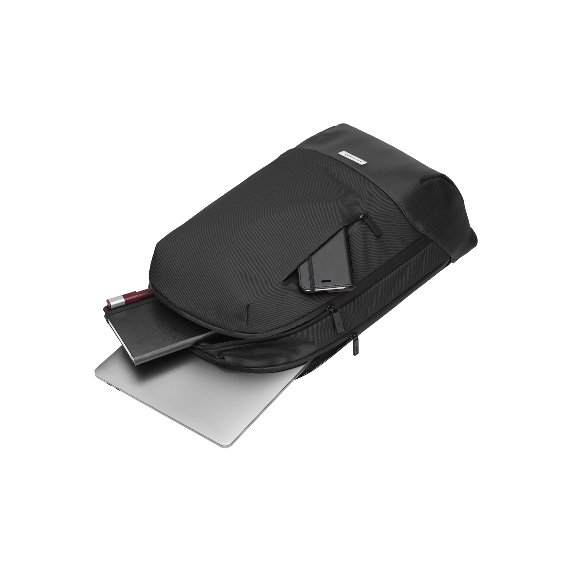Zaino nero con laptop, taccuino e penna, su sfondo bianco.